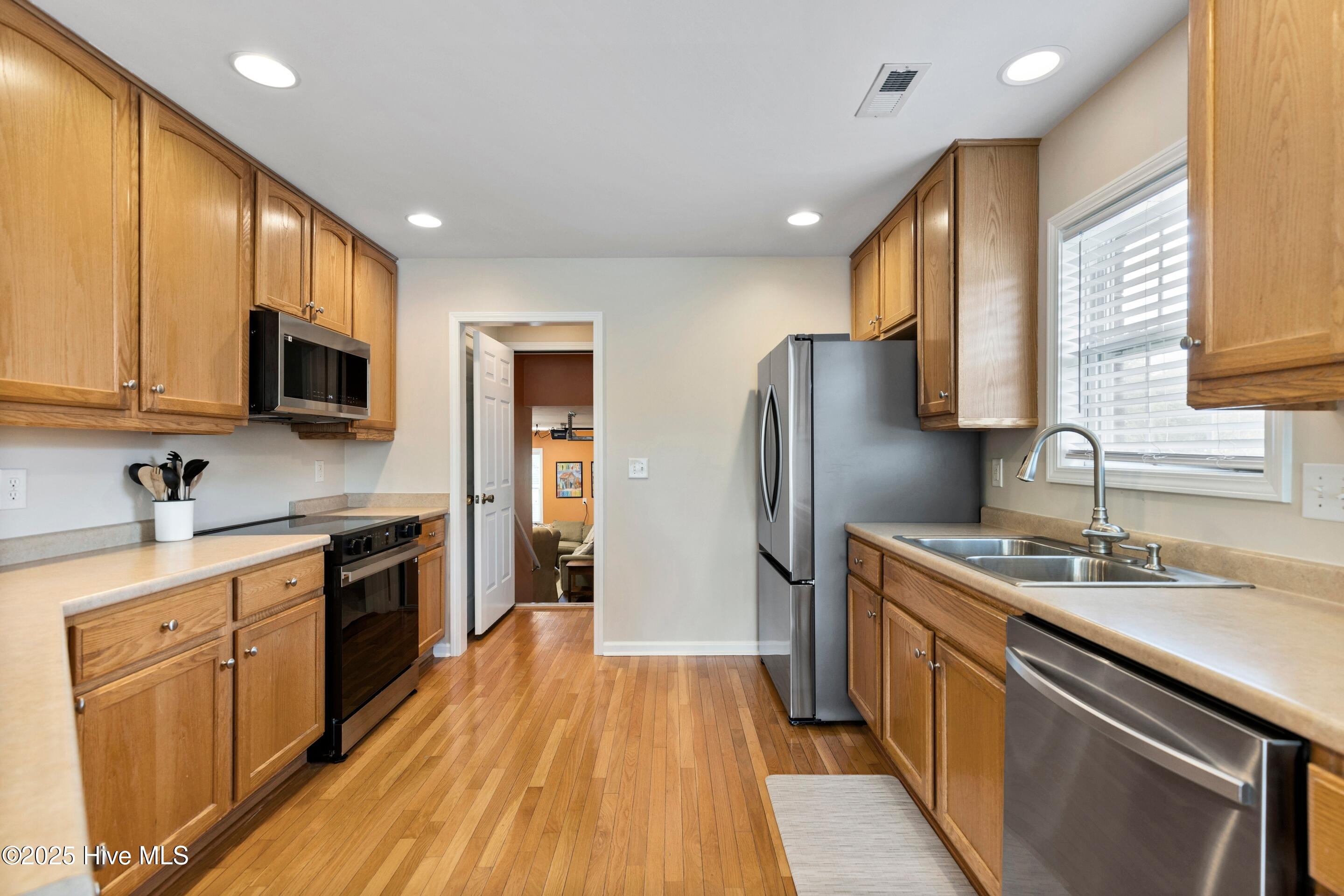 Wilmington, North Carolina, 28409, United States, 4 Bedrooms Bedrooms, ,3 BathroomsBathrooms,Residential,For Sale,1898708