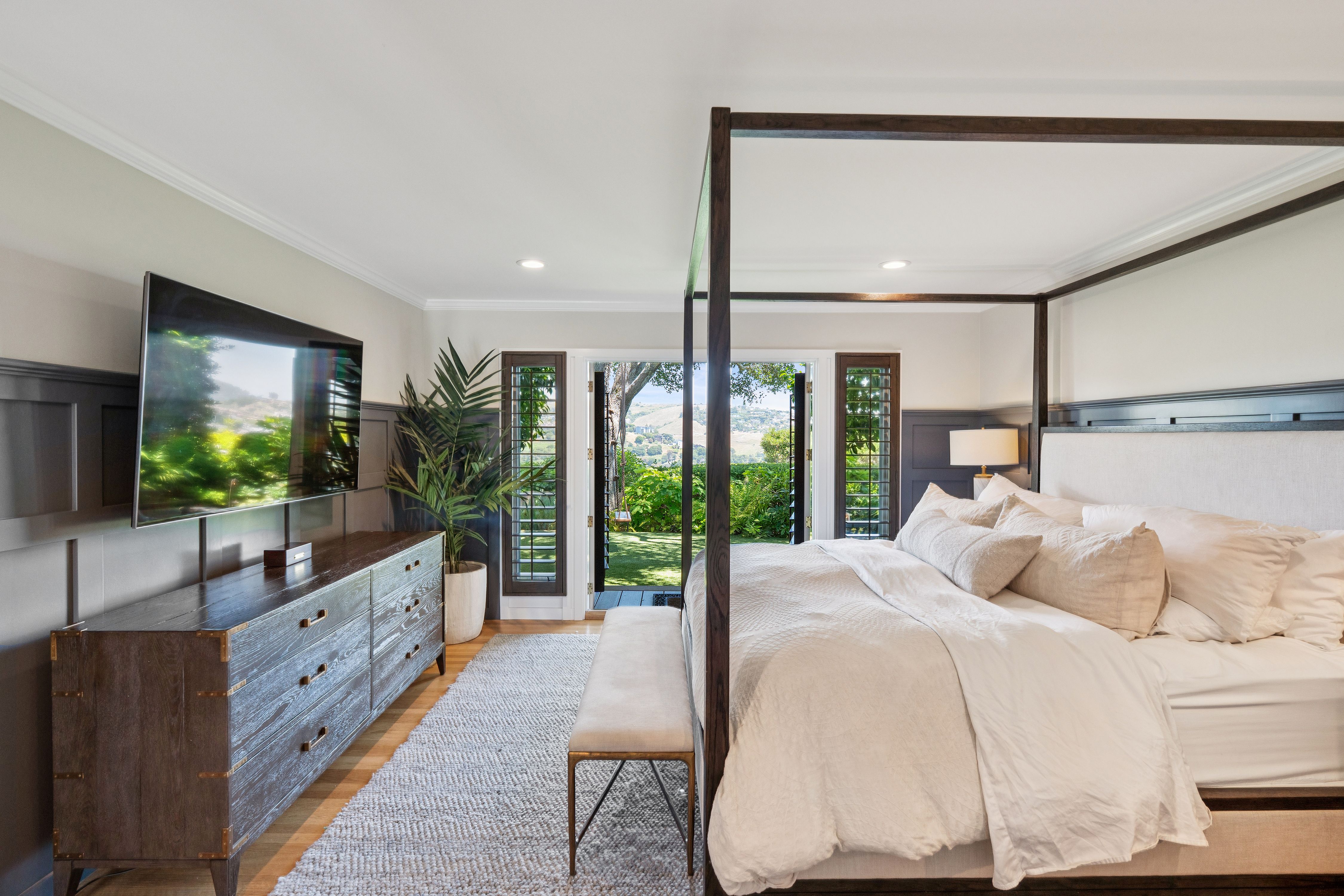  Rare One-Level Residence on Belvedere Island