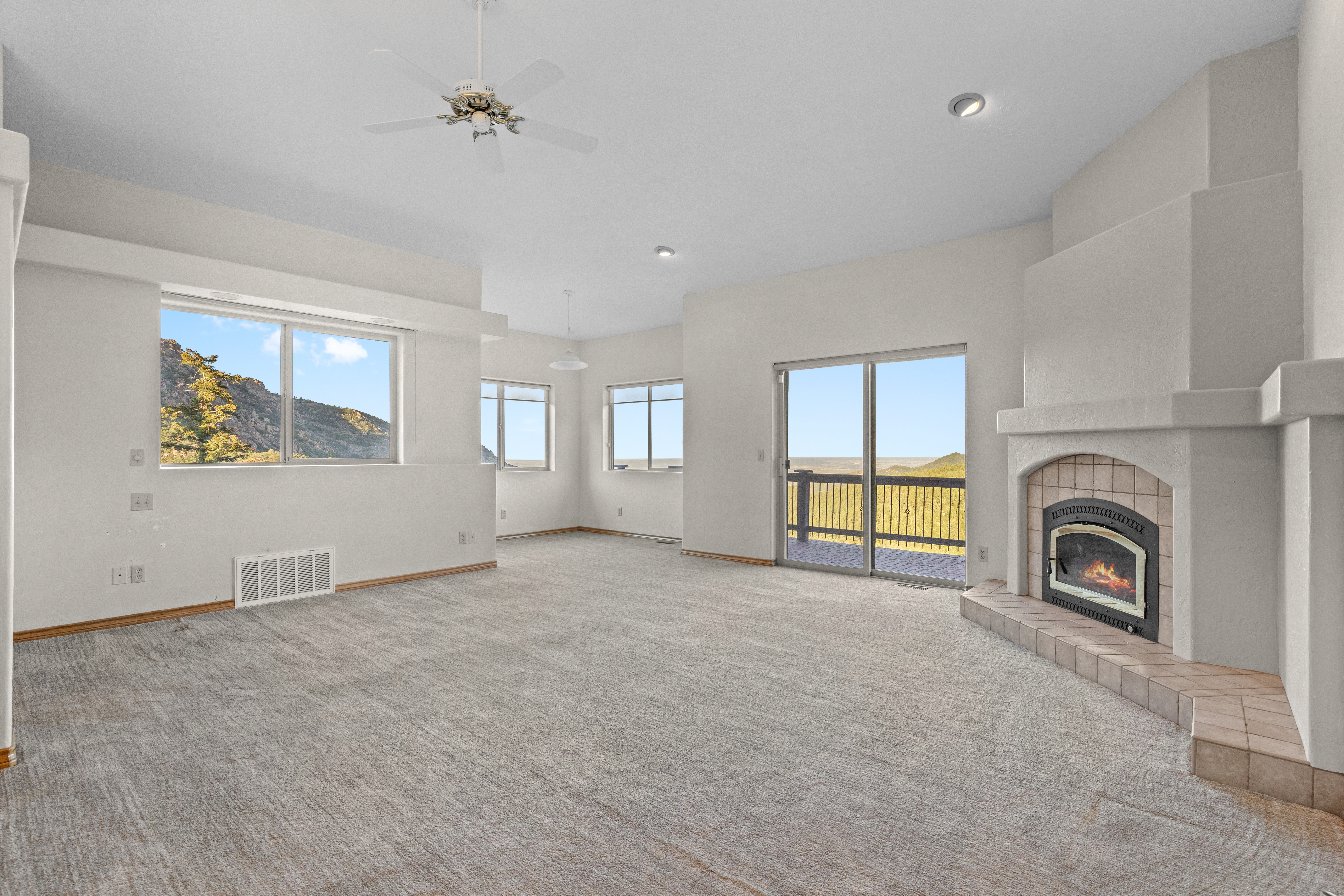  Rare 40-Acre Mountain Retreat with Panoramic Views & 11 Garages - 物件實景