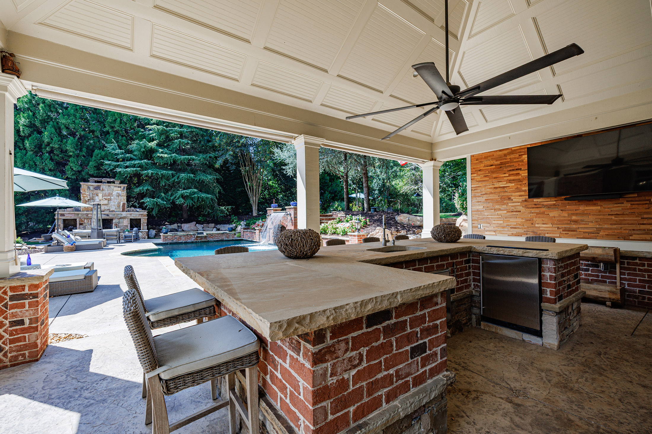  Impressive Brick Estate on a Private Wooded 1+/- Acre Lot in The Manor - 物件實景