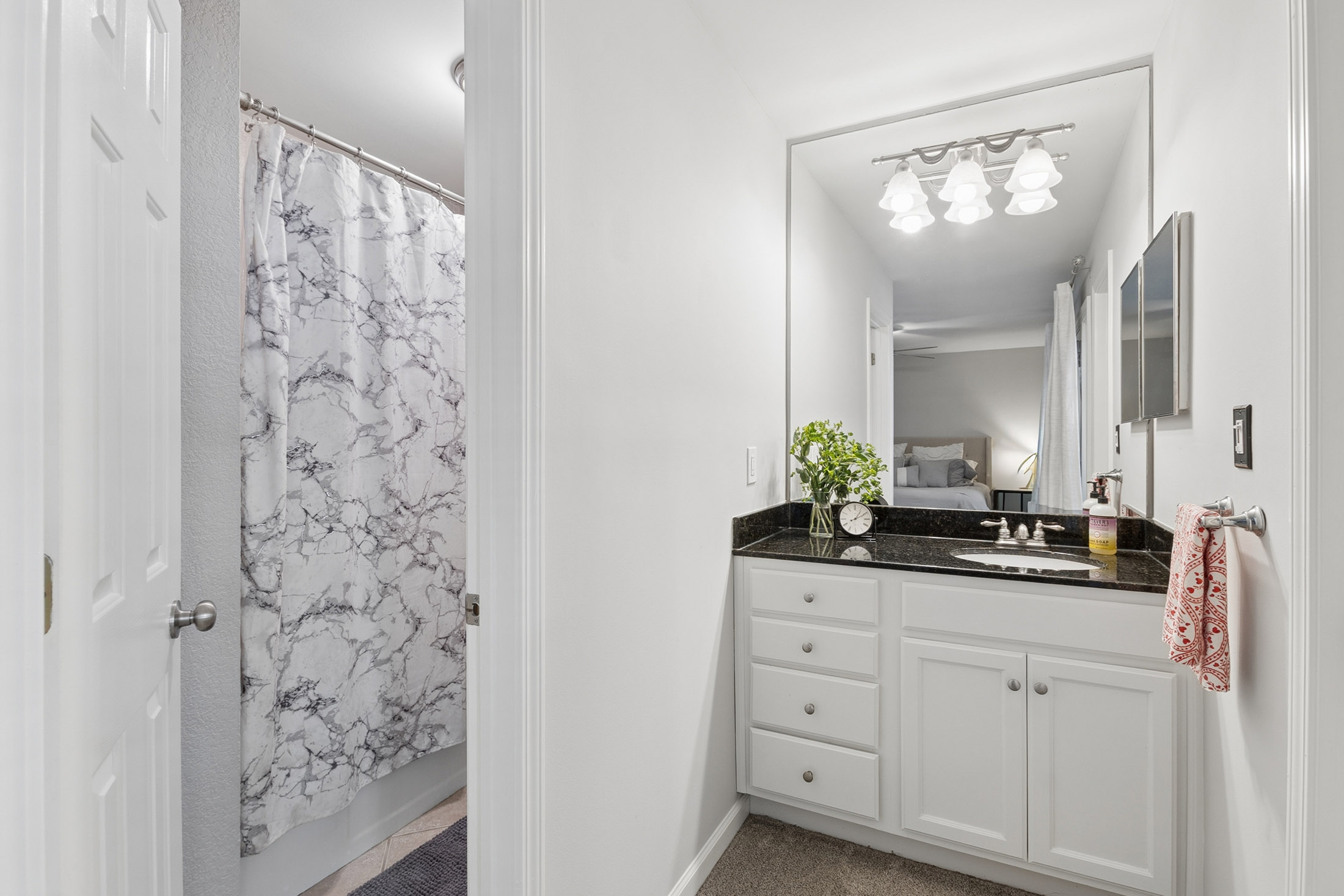  Beautifully Updated Two-story Townhome - 物件實景