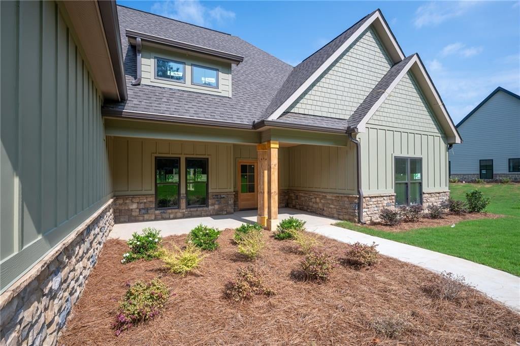 Calhoun, Georgia, 30701, United States, 4 Bedrooms Bedrooms, ,4 BathroomsBathrooms,Residential,For Sale,1980767