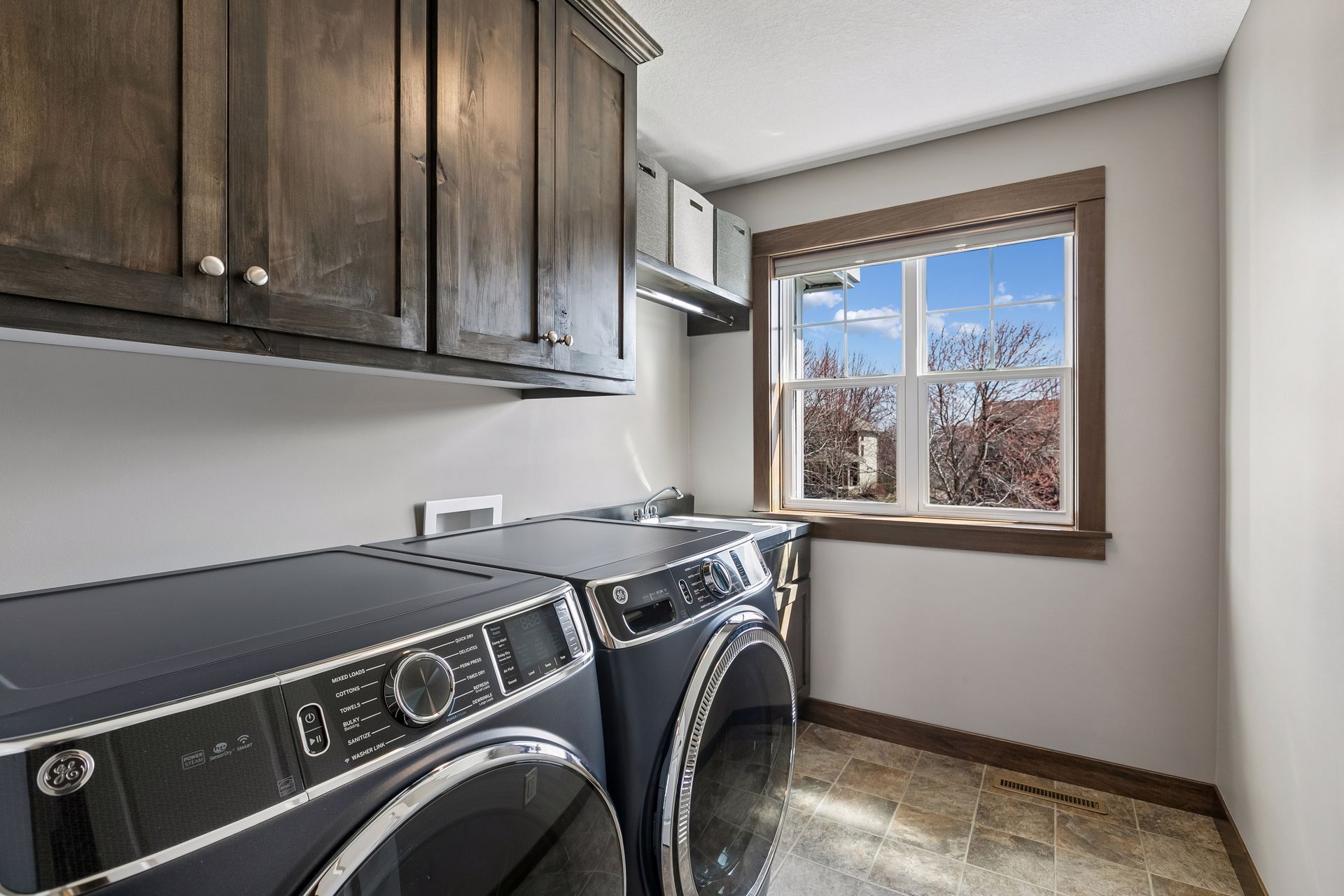  Elegant Living with Entertainer’s Lower Level - 物件實景