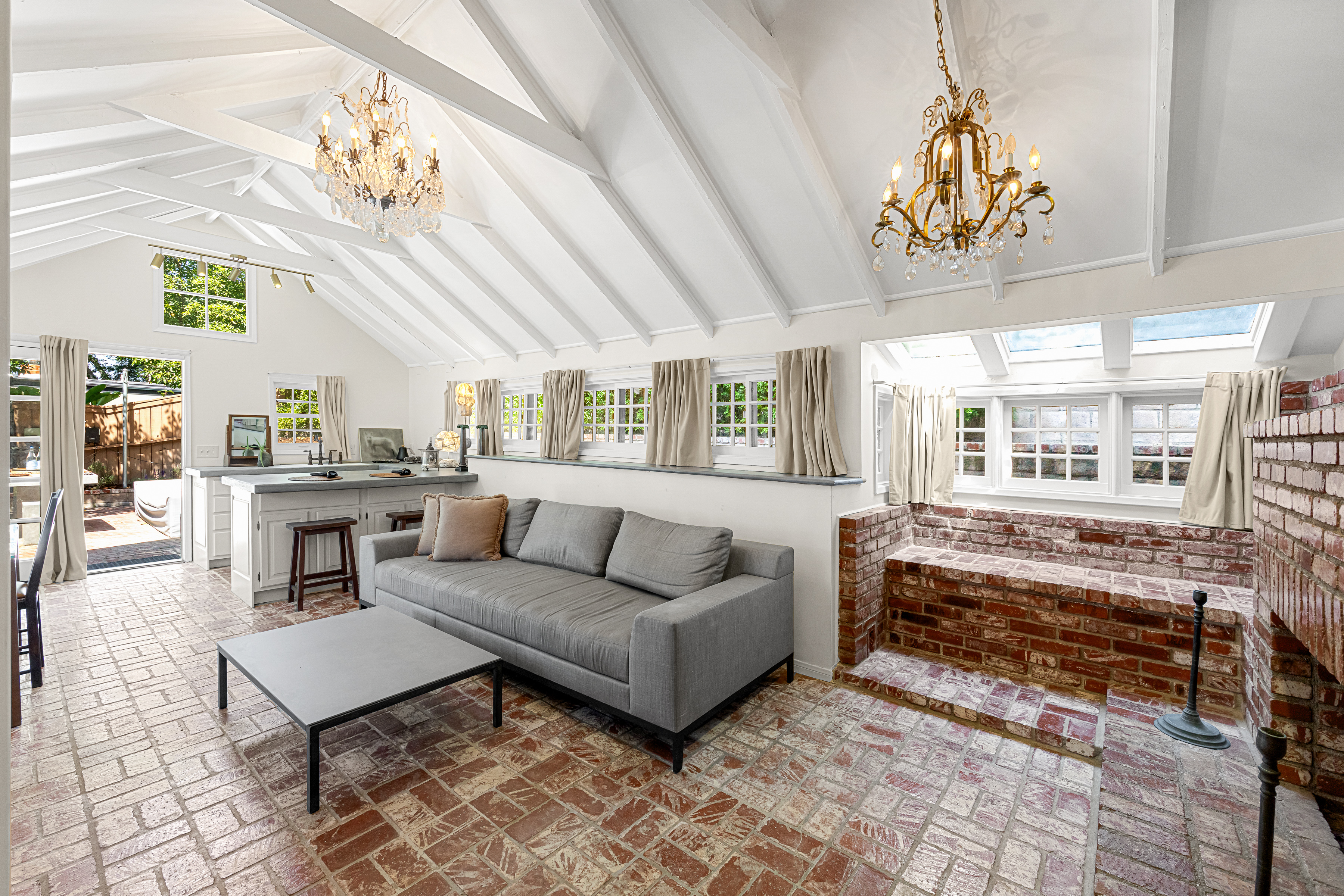  4650 Encino Avenue - 物件實景