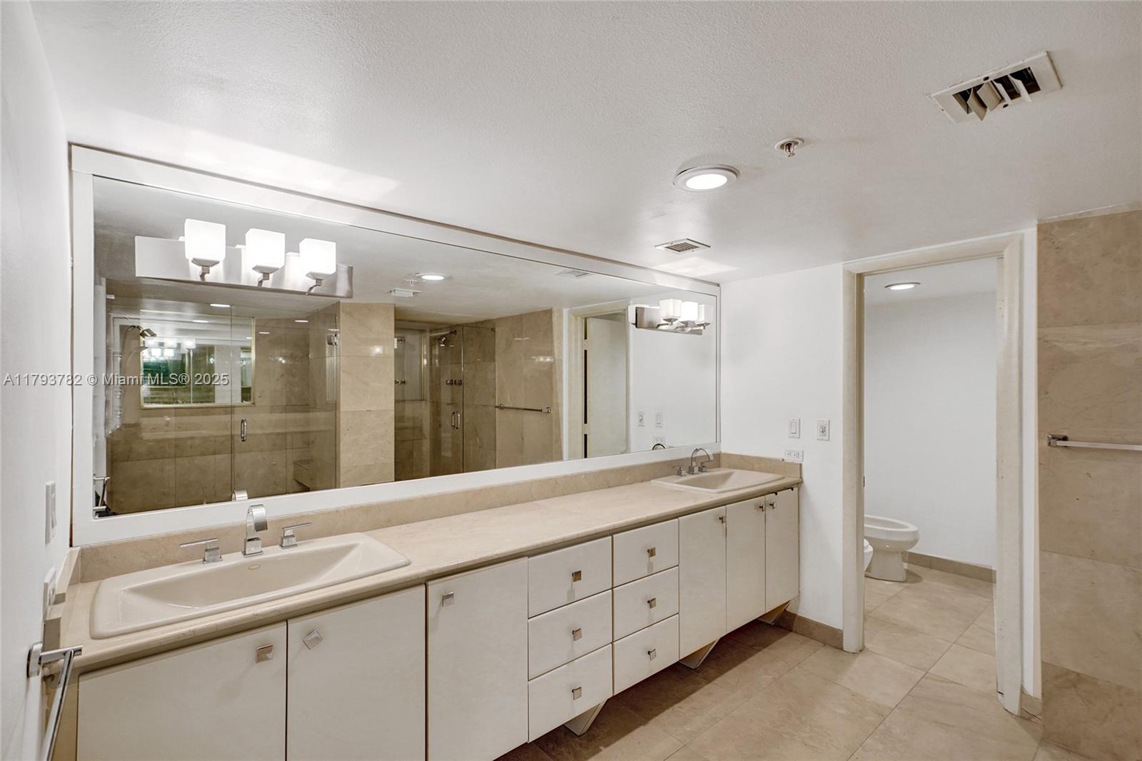 Aventura, Florida, 33180, United States, 5 Bedrooms Bedrooms, ,4 BathroomsBathrooms,Residential,For Sale,1794425