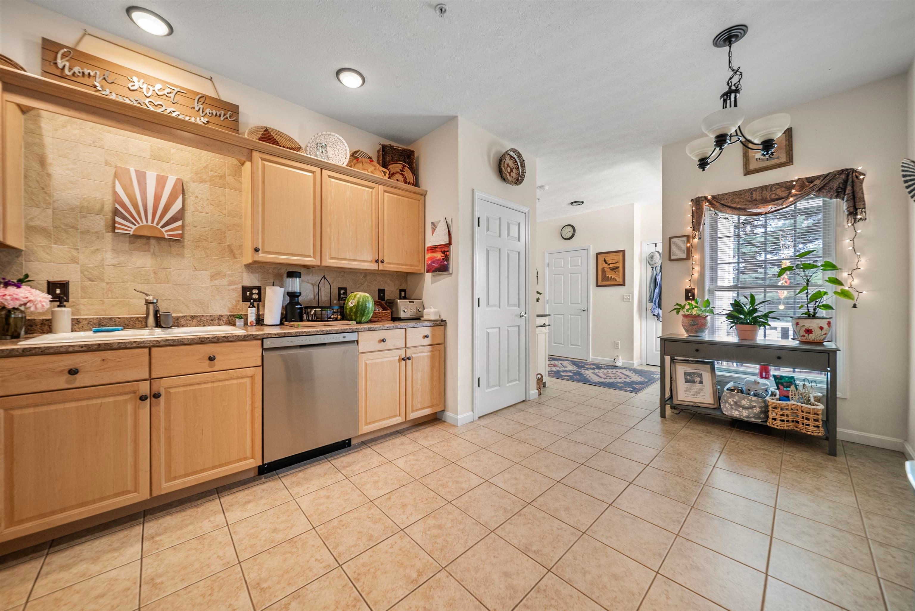 Hooksett, New Hampshire, 03106, United States, 2 Bedrooms Bedrooms, ,2 BathroomsBathrooms,Residential,For Sale,1911621