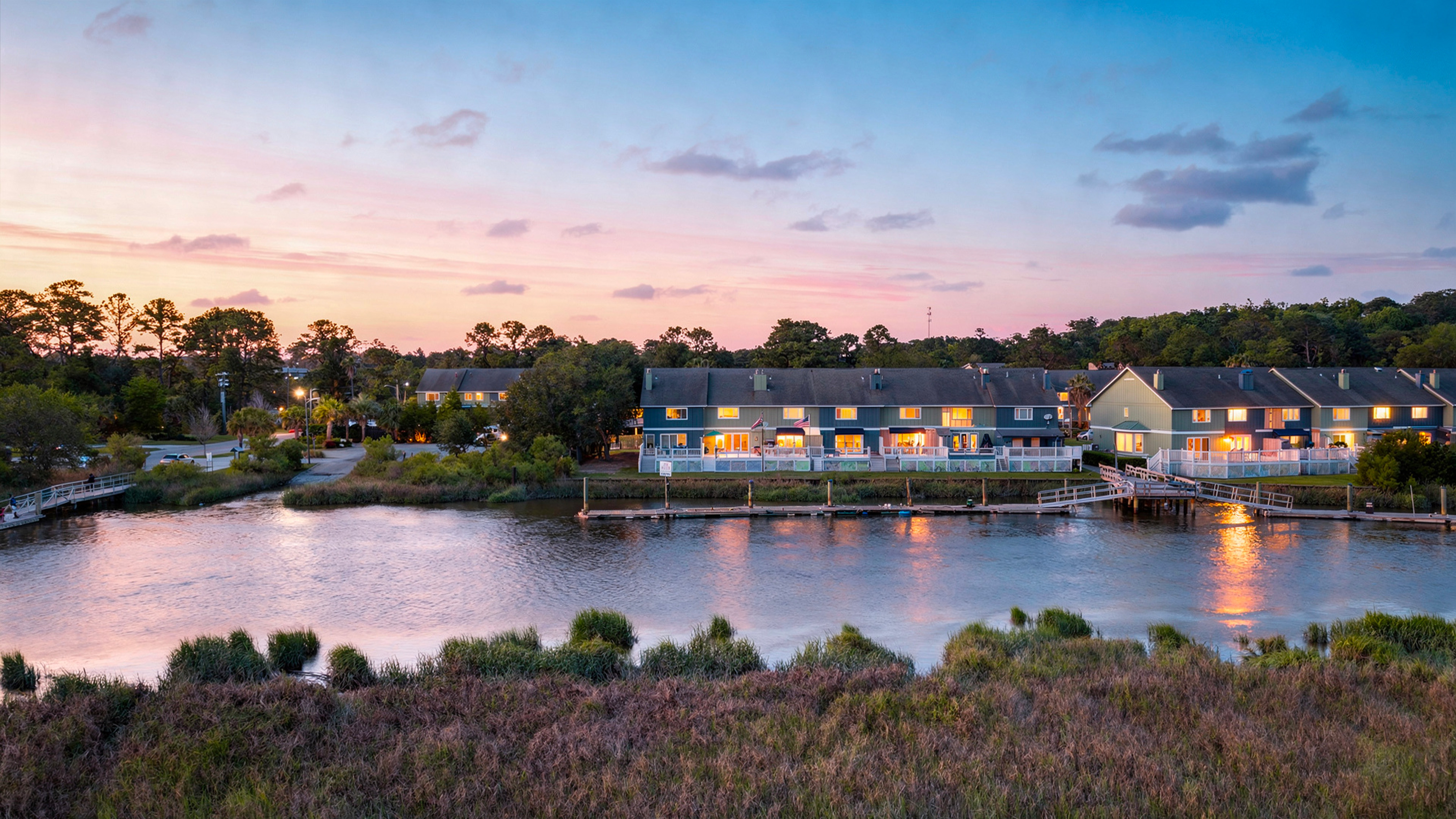  Stunning Waterfront Townhouse with Beautiful Updates Throughout - 物件實景
