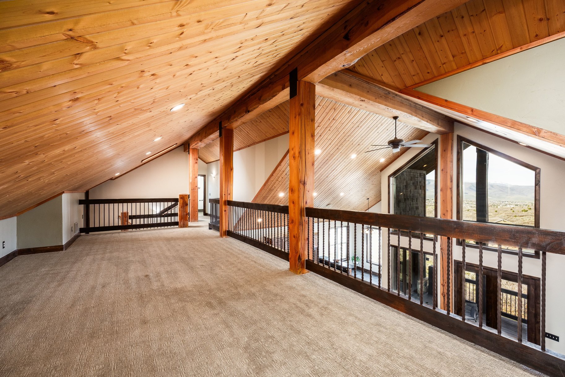  The Ultimate Multi-Generational Mountain Retreat Backing to 500 Acres of Open Sp - 物件實景
