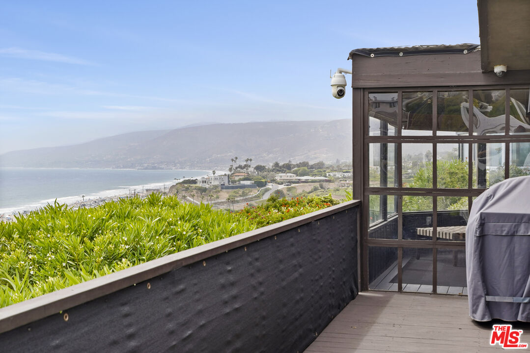 Malibu, California, 90265, United States, 3 Bedrooms Bedrooms, ,2 BathroomsBathrooms,Residential,For Sale,1874466