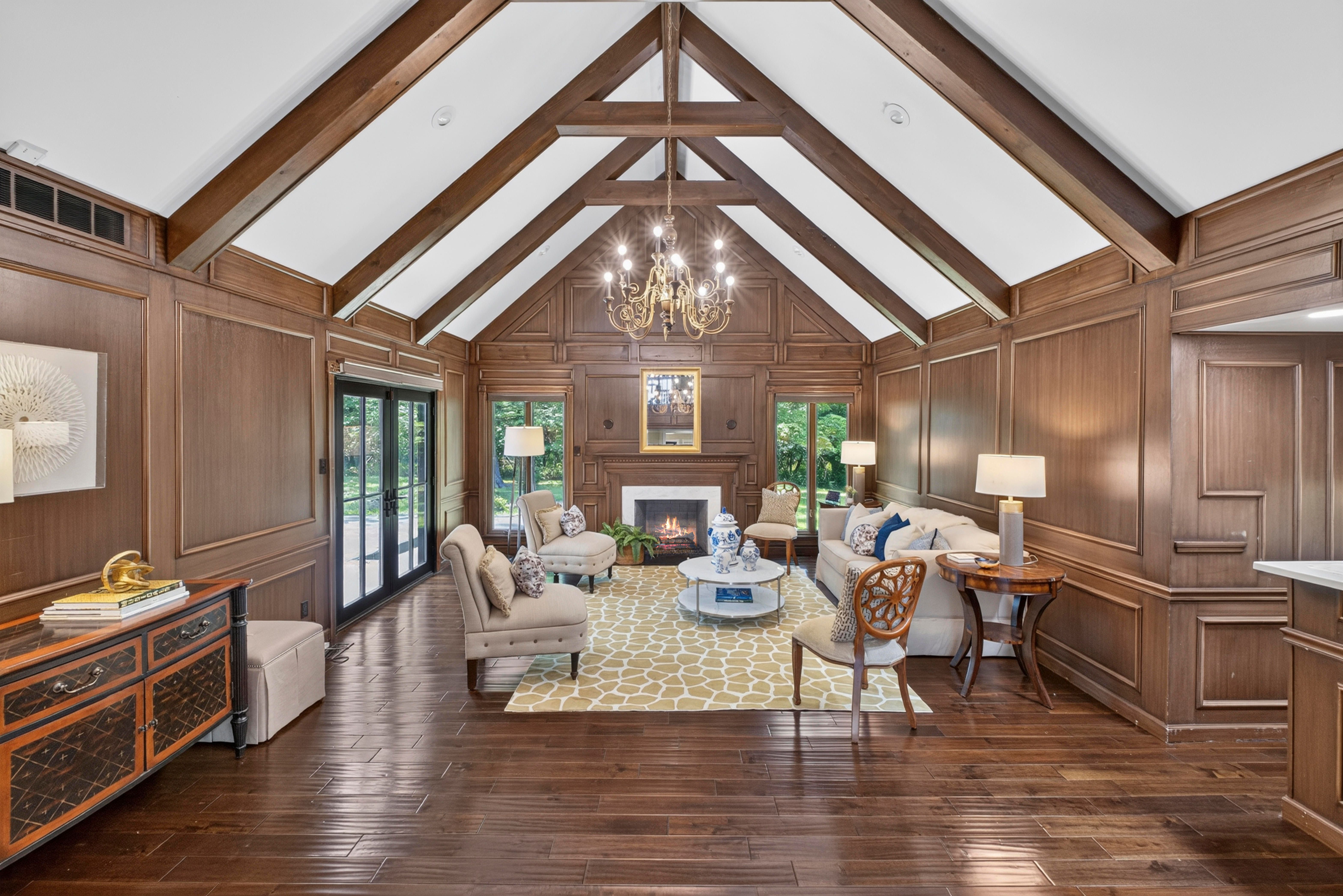 Elegant Brick Retreat on 1.5+ Acres with Modern Luxuries and Tranquil Living - 物件實景