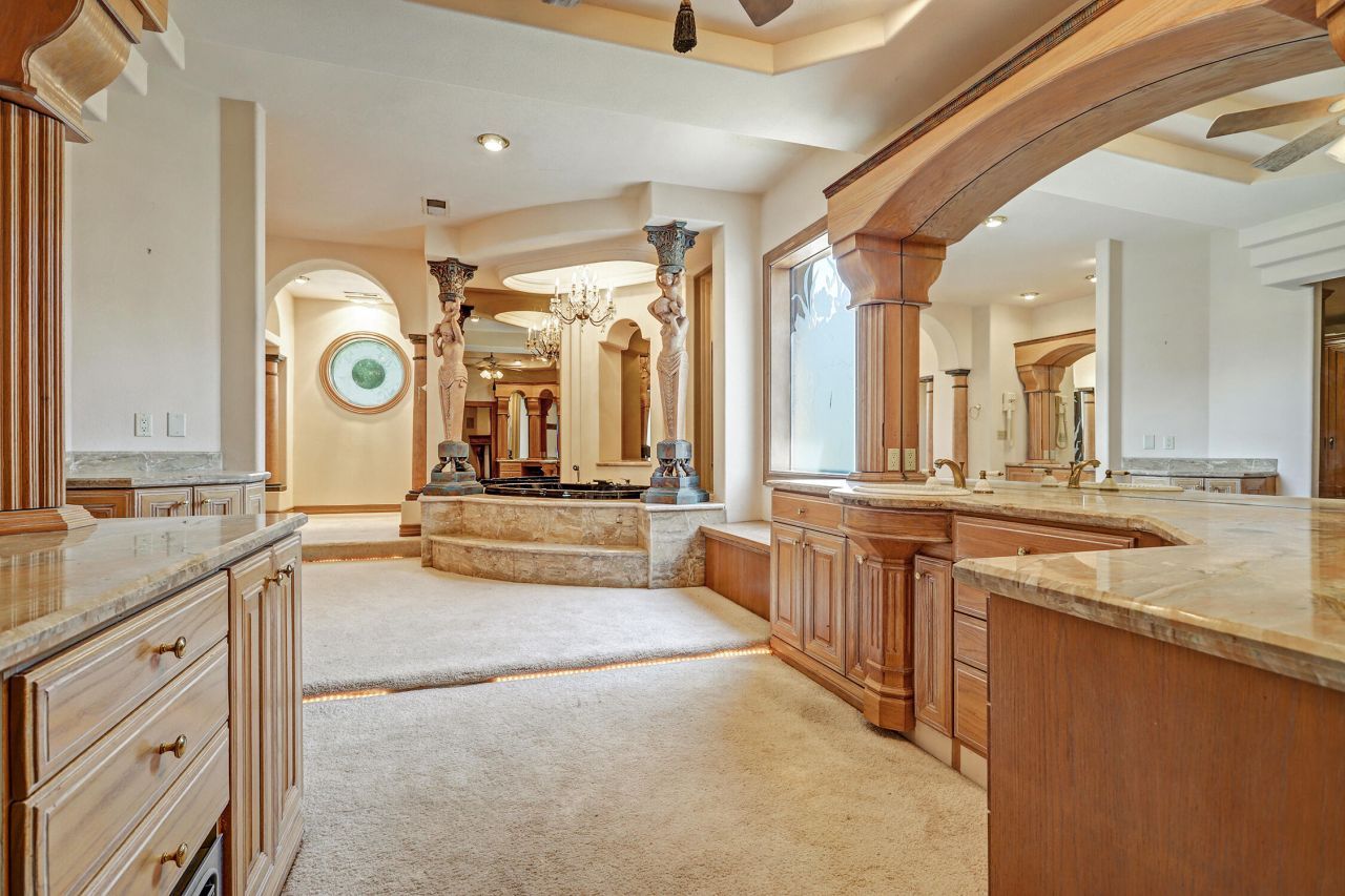 Los Ranchos, New Mexico, 87107, United States, 5 Bedrooms Bedrooms, ,5 BathroomsBathrooms,Residential,For Sale,1900994
