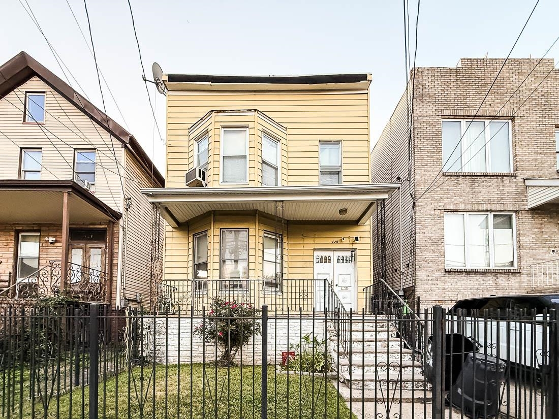 Jersey City, New Jersey, 07305, United States, 5 Bedrooms Bedrooms, ,2 BathroomsBathrooms,Residential,For Sale,2002063