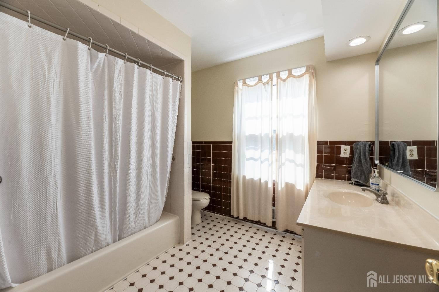 Edison, New Jersey, 08820, United States, 4 Bedrooms Bedrooms, ,3 BathroomsBathrooms,Residential,For Sale,1908022