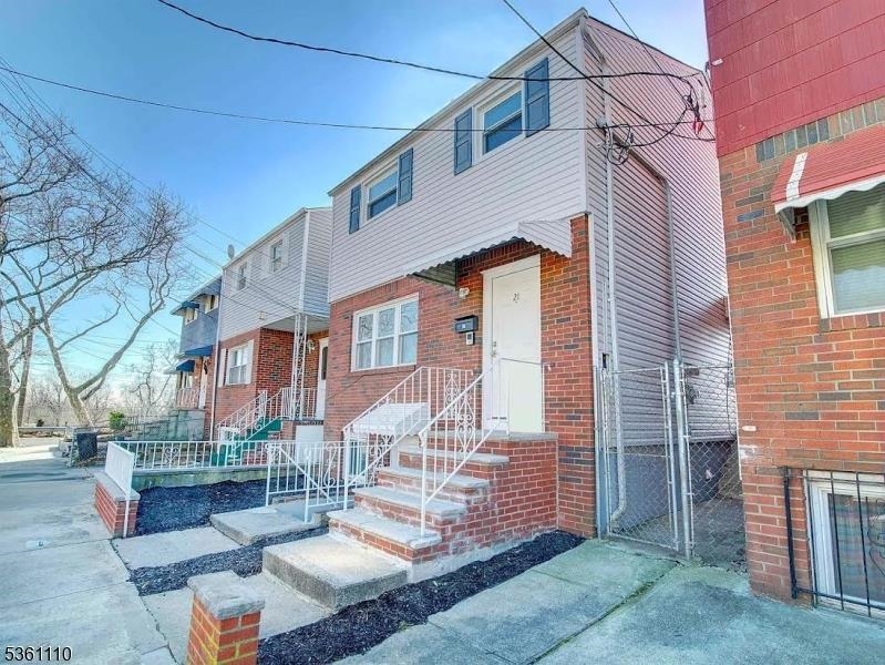 Jersey City, New Jersey, 07305, United States, 4 Bedrooms Bedrooms, ,2 BathroomsBathrooms,Residential,For Sale,1917013