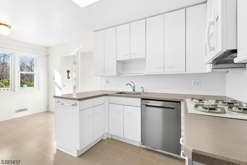 Berkeley Heights Twp., New Jersey, 07922, United States, 4 Bedrooms Bedrooms, ,2 BathroomsBathrooms,Residential,For Sale,2003400