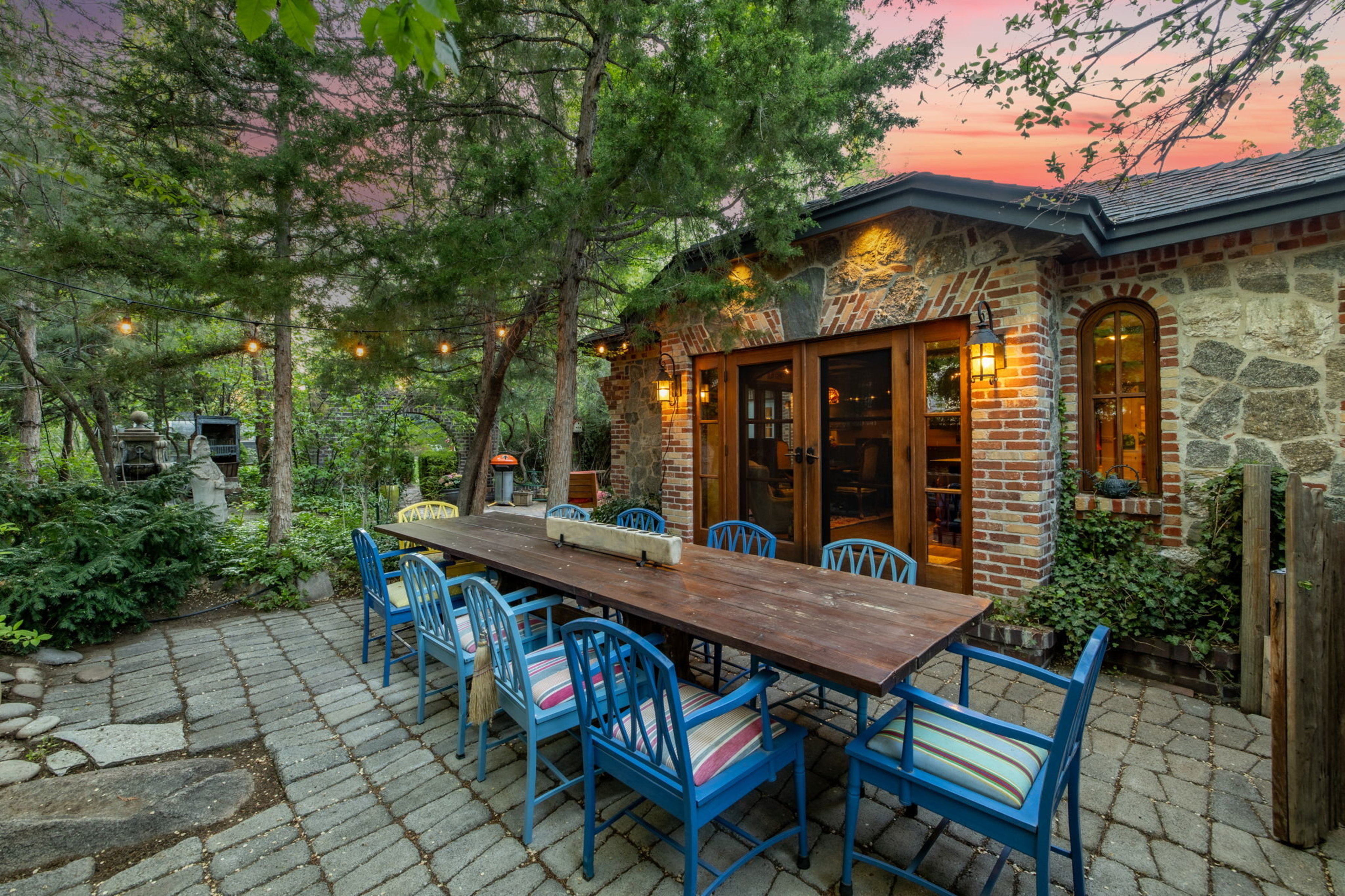  Historic home with 2 guest homes on 1.24 acres with a pool - 物件實景