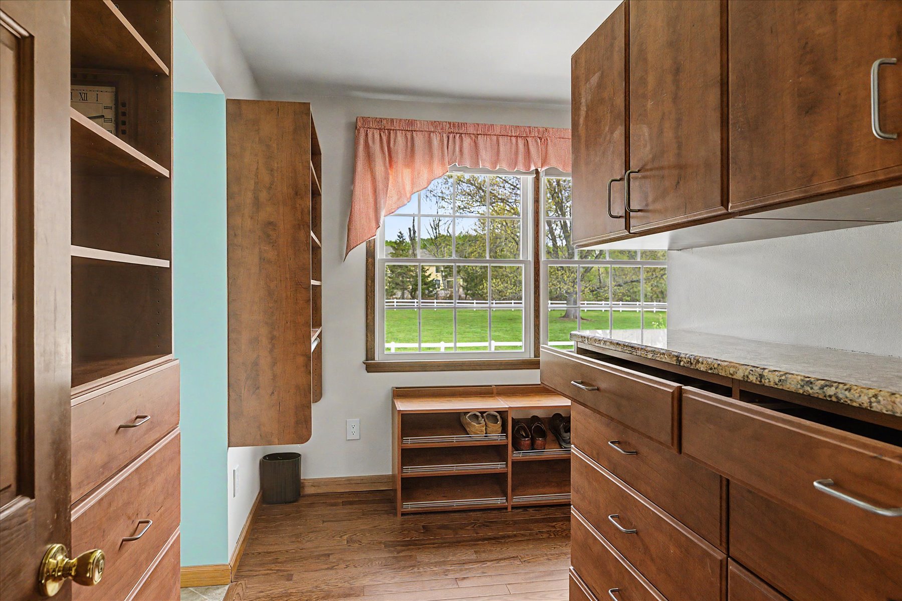  Well Maintained Colonial Home with Exceptional Equestrian Property - 物件實景