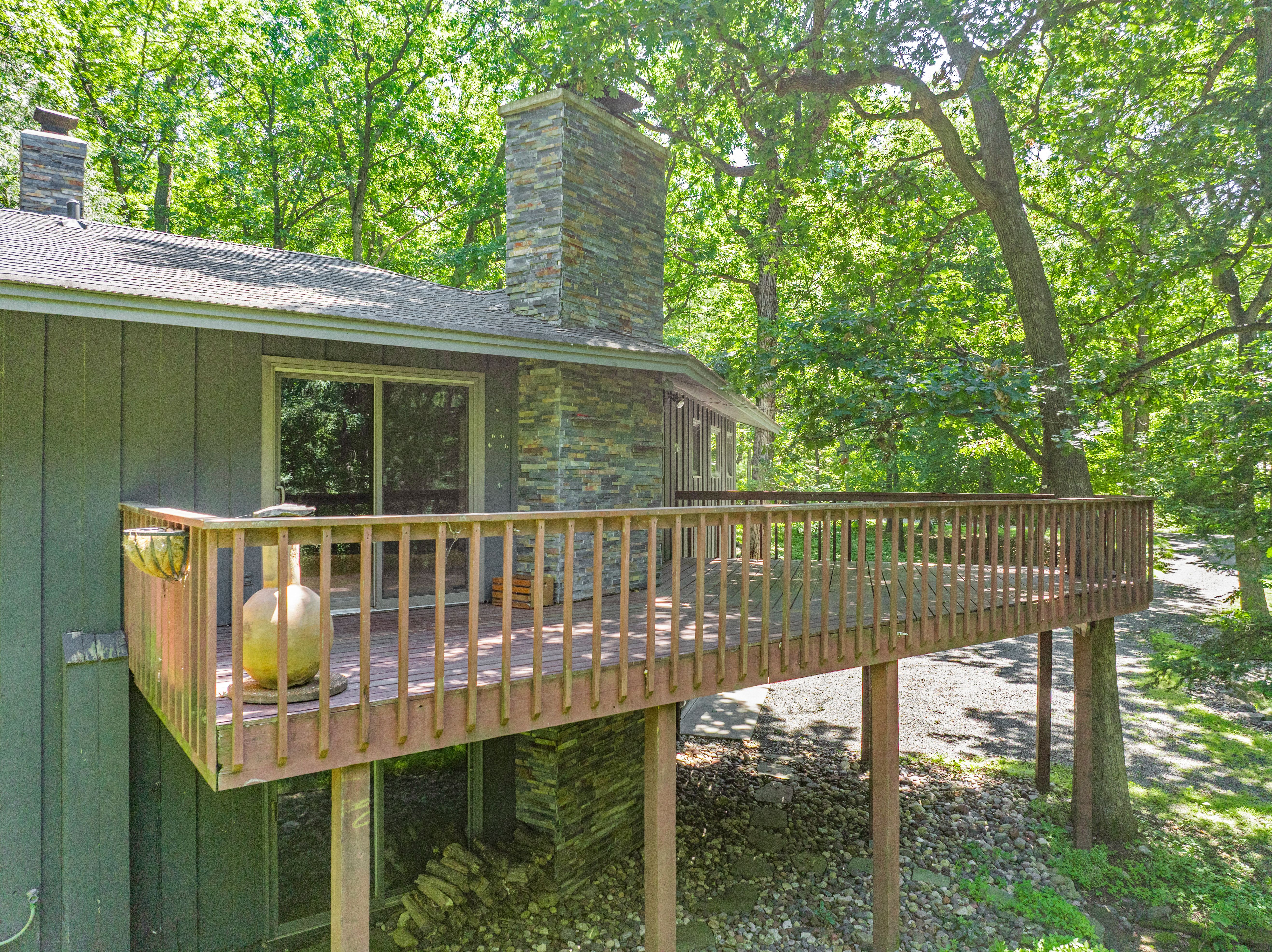  Secluded Wooded Retreat with Beautifully Updated Interiors - 物件實景