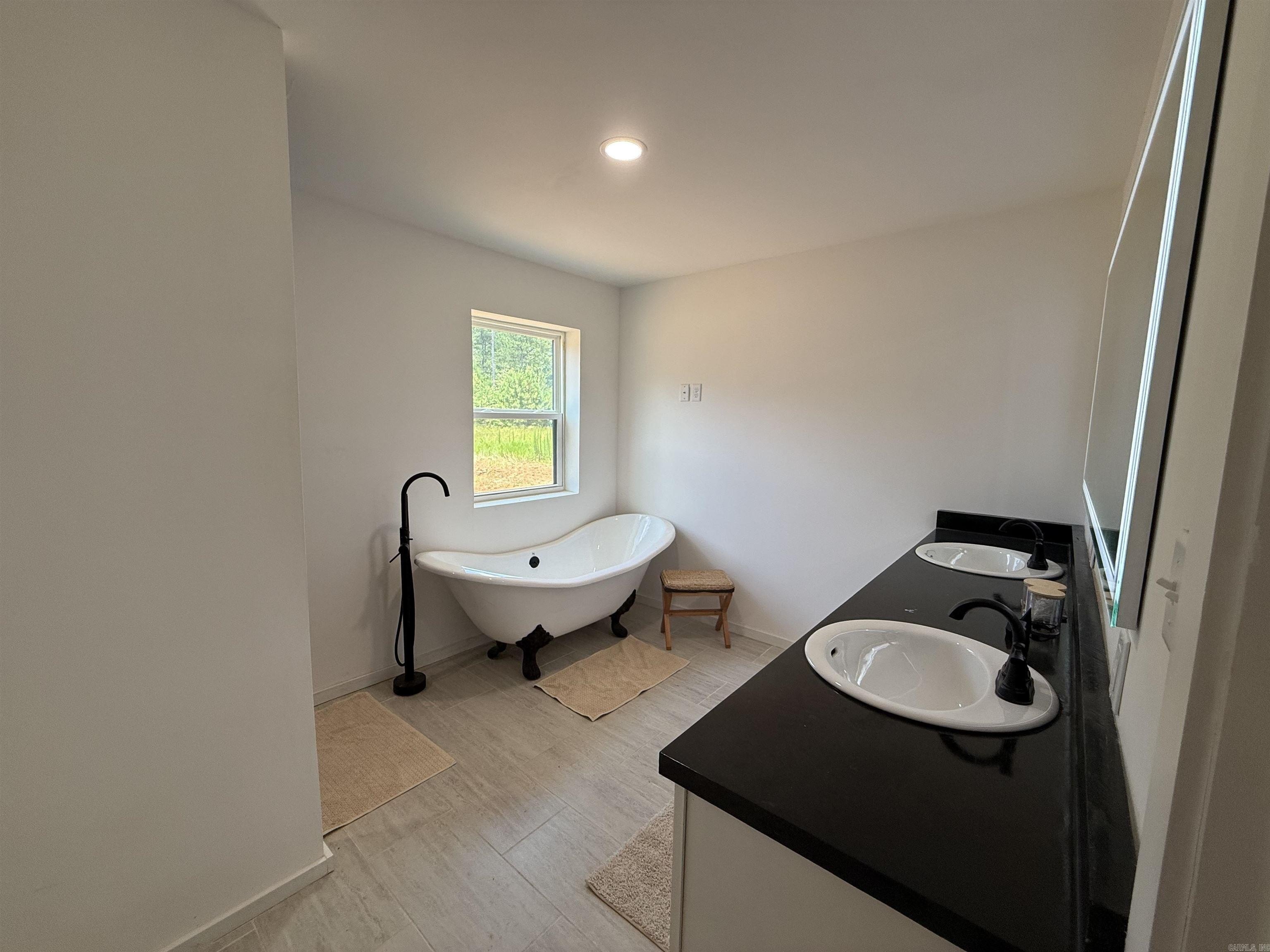 Traskwood, Arkansas, 72167, United States, 5 Bedrooms Bedrooms, ,4 BathroomsBathrooms,Residential,For Sale,1976094