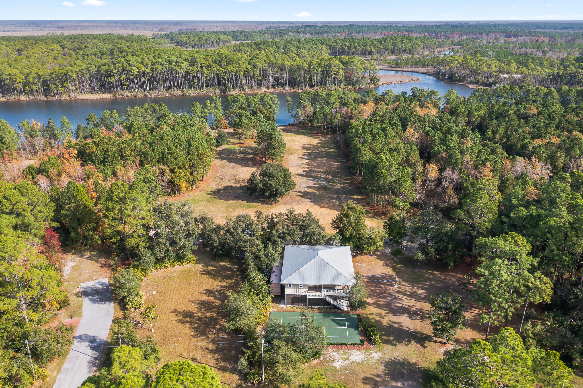  Furnished Coastal Retreat on Over an Acre with Pickleball Court - 物件實景