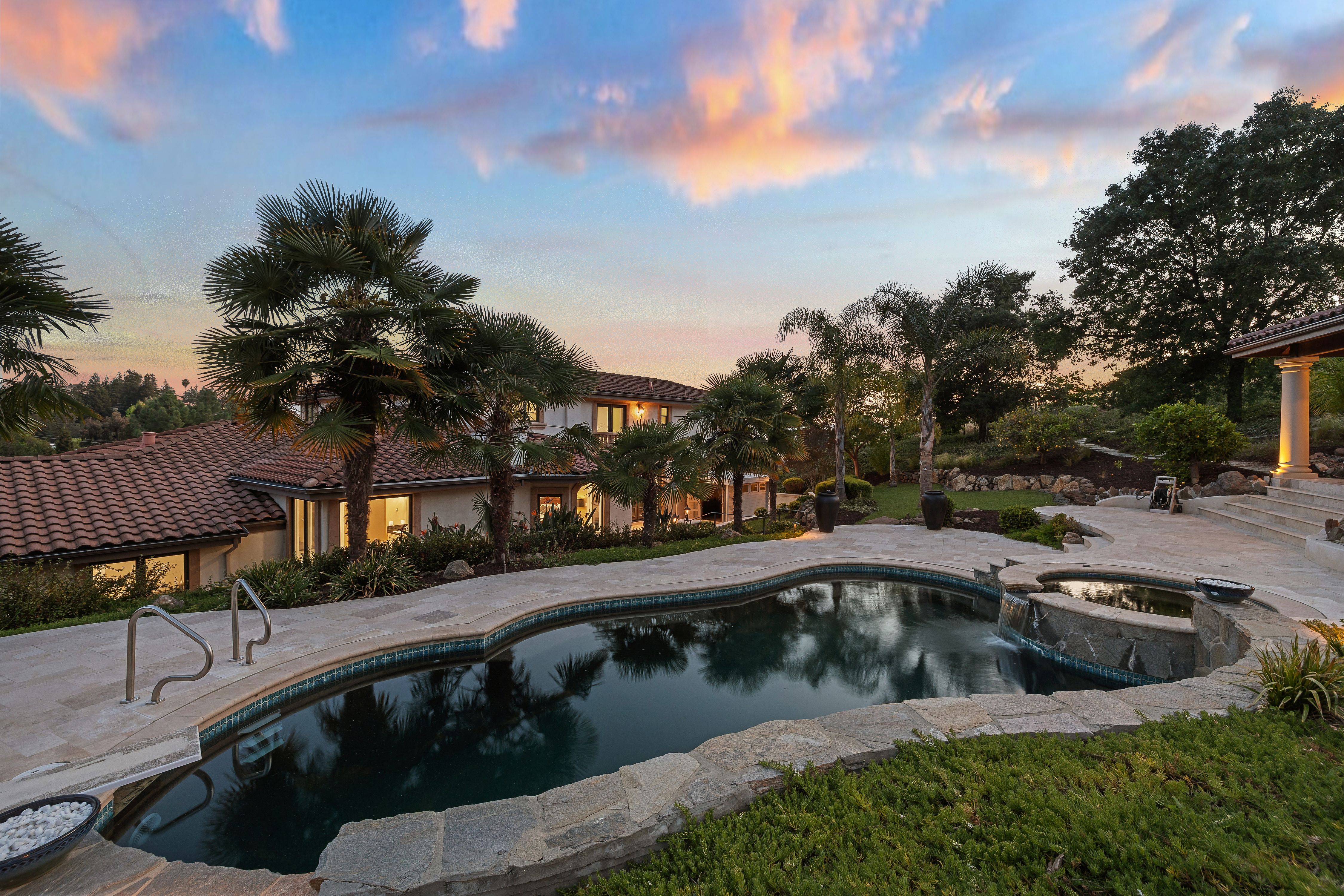  Grand Mediterranean Estate with Private Multi-Generational Wing - 物件實景
