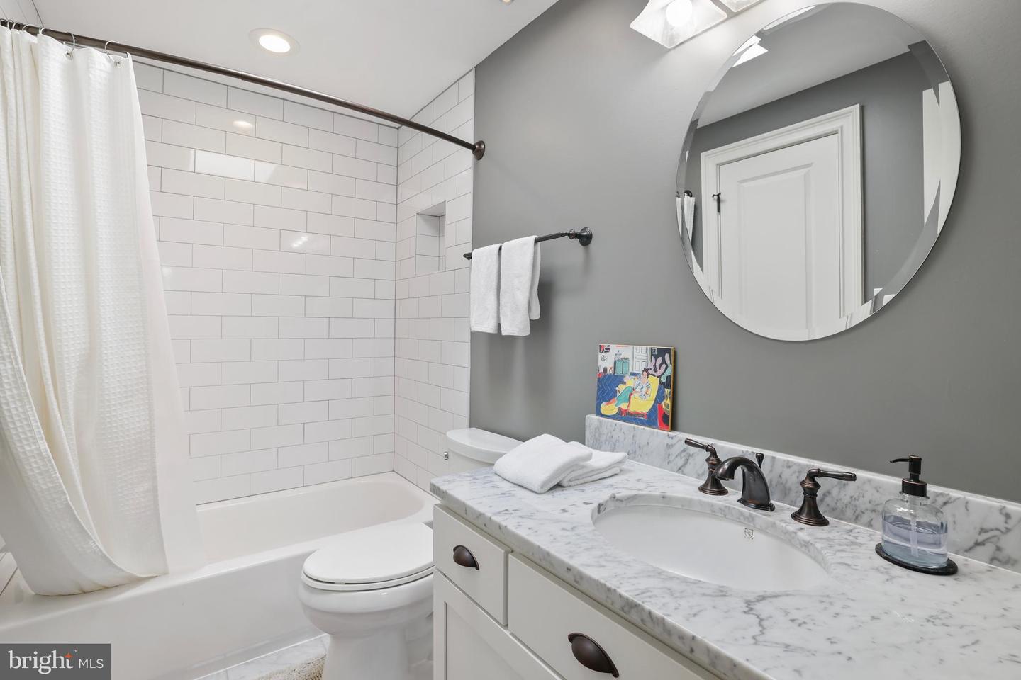 Washington, District of Columbia, 20003, United States, 2 Bedrooms Bedrooms, ,2 BathroomsBathrooms,Residential,For Sale,1896371
