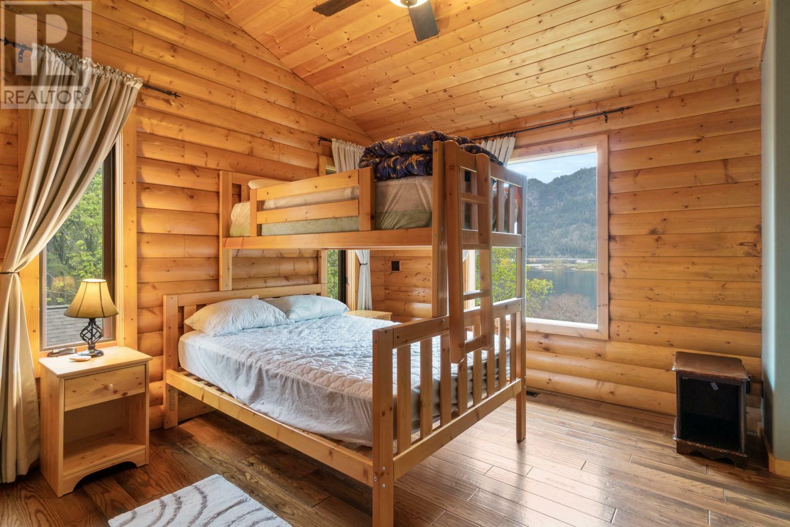 SICAMOUS, British Columbia, V0E 2V0, CA, 4 Bedrooms Bedrooms, ,3 BathroomsBathrooms,Residential,For Sale,1837612