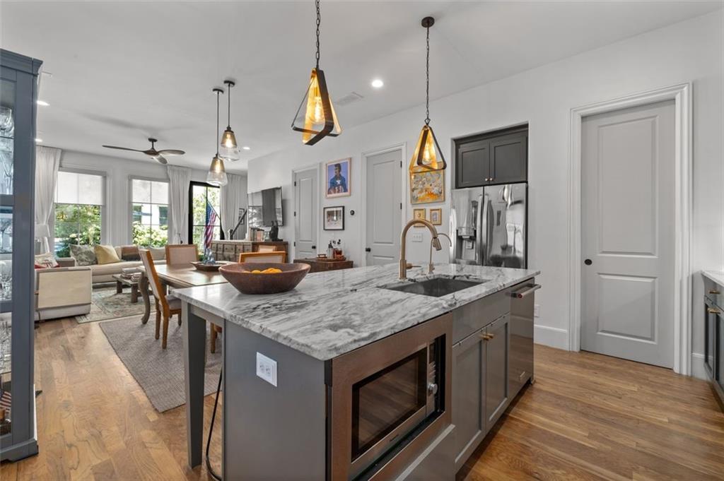 Atlanta, Georgia, 30324, United States, 3 Bedrooms Bedrooms, ,3 BathroomsBathrooms,Residential,For Sale,1948328