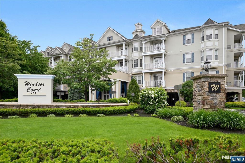 Rochelle Park, New Jersey, 07662, United States, 2 Bedrooms Bedrooms, ,3 BathroomsBathrooms,Residential,For Sale,1906079