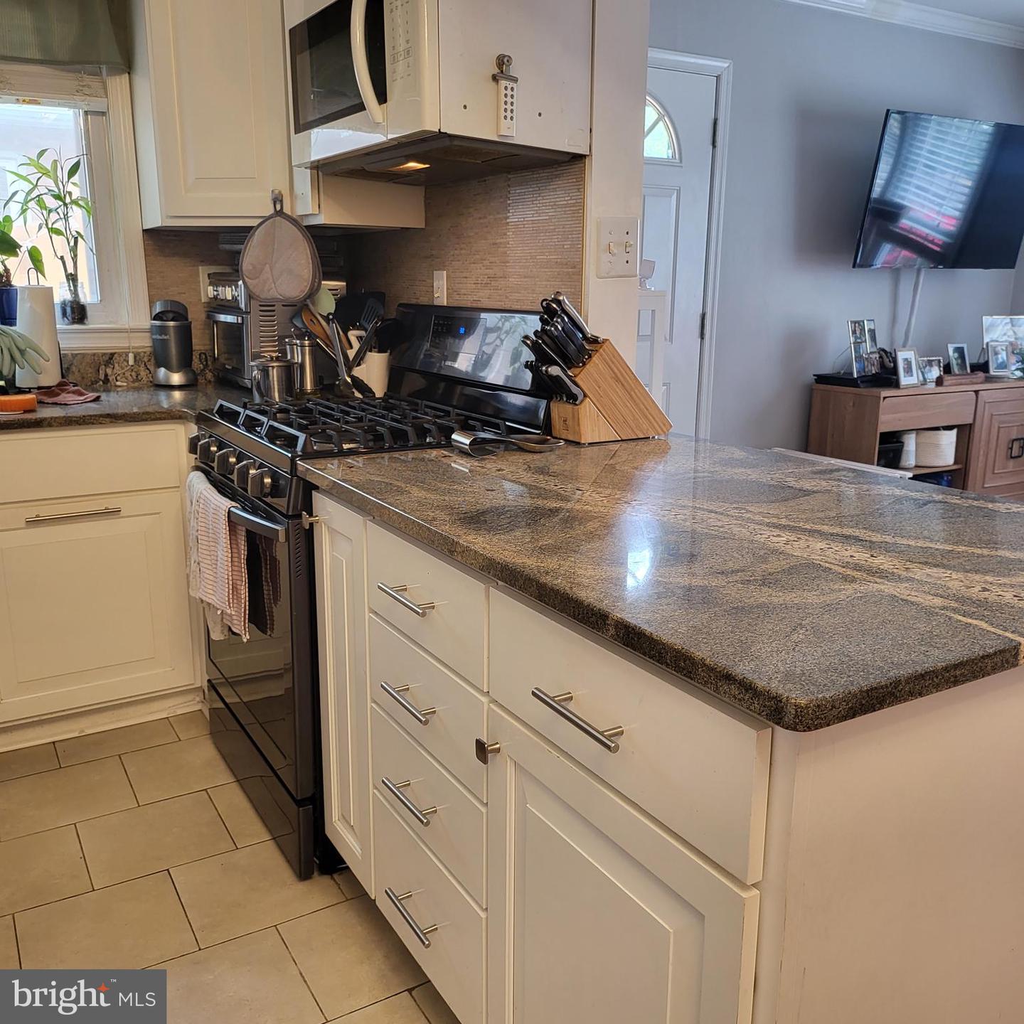 Alexandria, Virginia, 22305, United States, 2 Bedrooms Bedrooms, ,1 BathroomBathrooms,Residential,For Sale,1927312