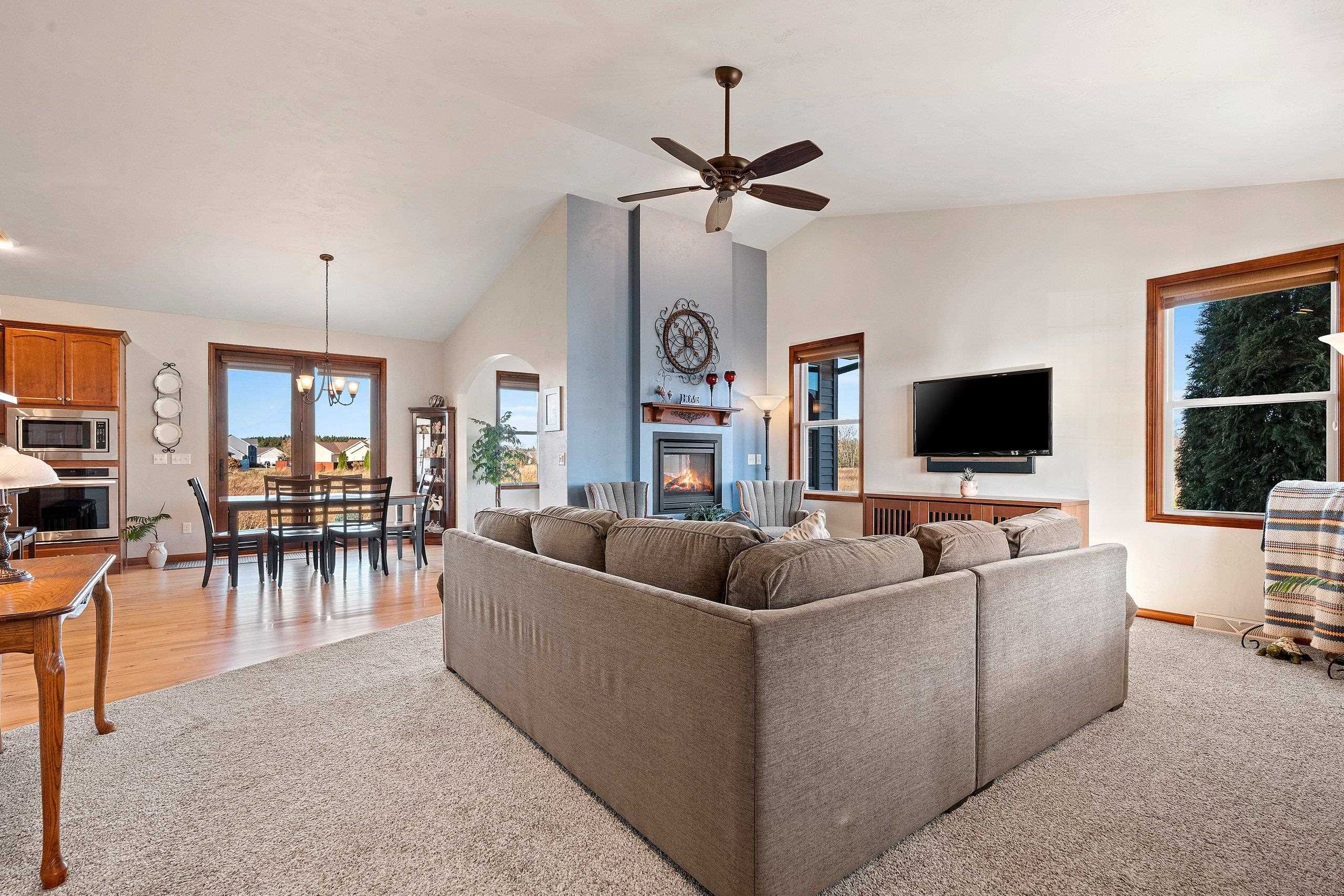 NEENAH, Wisconsin, 54956, United States, 3 Bedrooms Bedrooms, ,3 BathroomsBathrooms,Residential,For Sale,1986561