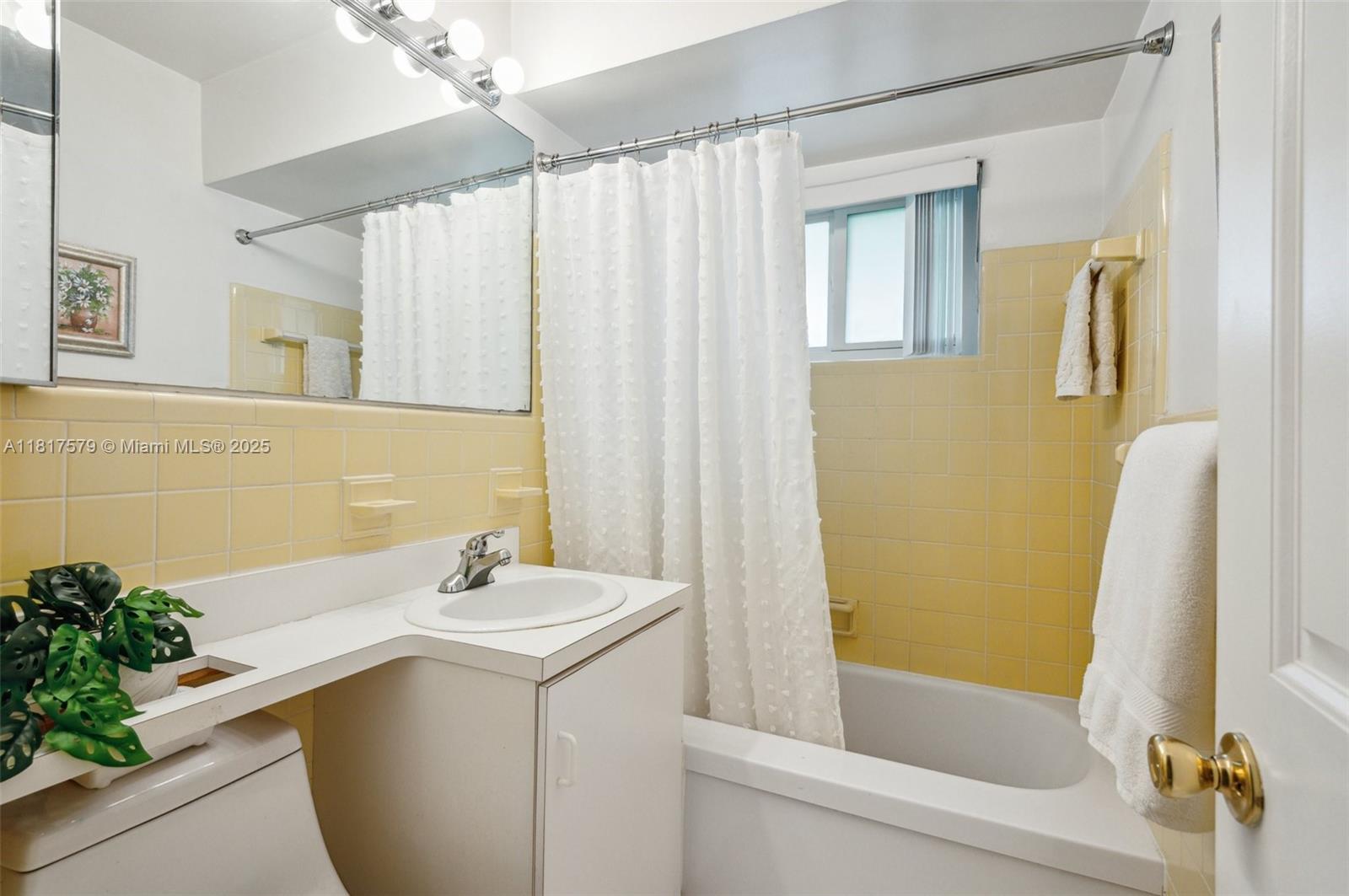 Hollywood, Florida, 33020, United States, 3 Bedrooms Bedrooms, ,2 BathroomsBathrooms,Residential,For Sale,1849776