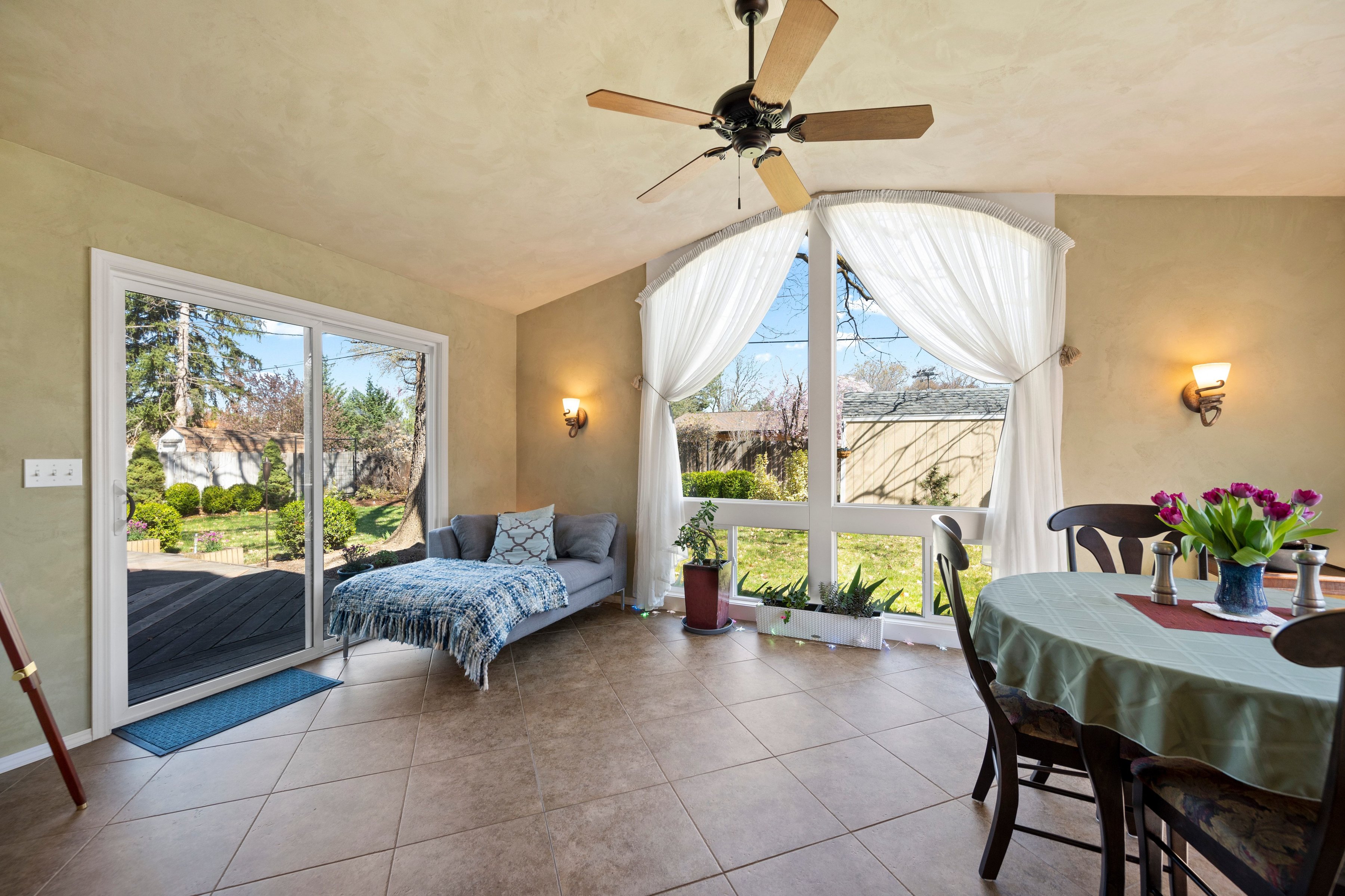  Timeless Mid-Century Design with Sunroom Living and Garden Oasis - 物件實景