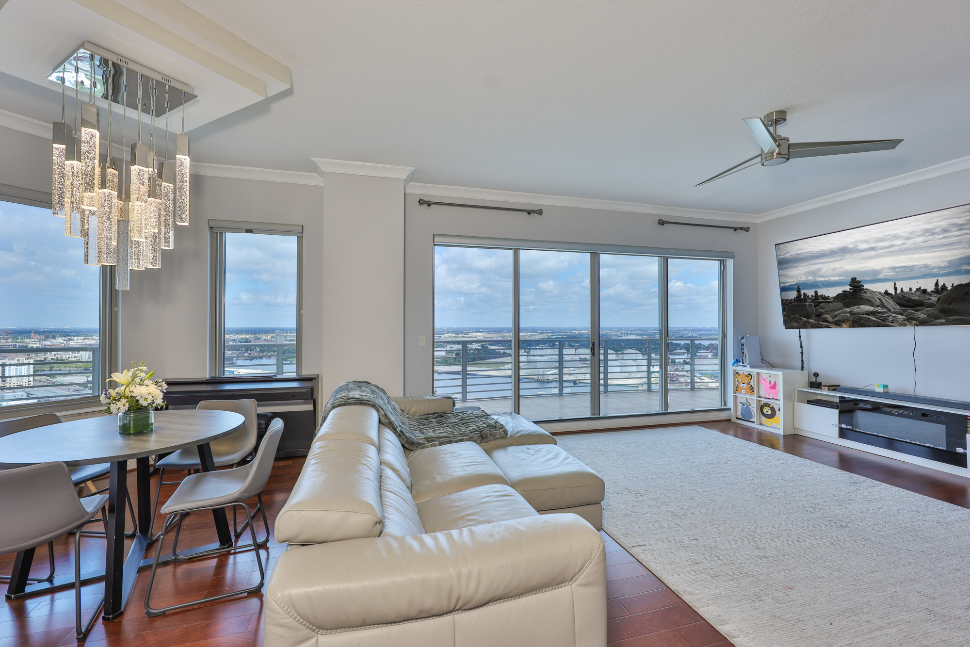 Tampa, Florida, 33602, United States, 3 Bedrooms Bedrooms, ,3 BathroomsBathrooms,Residential,For Sale,1982527