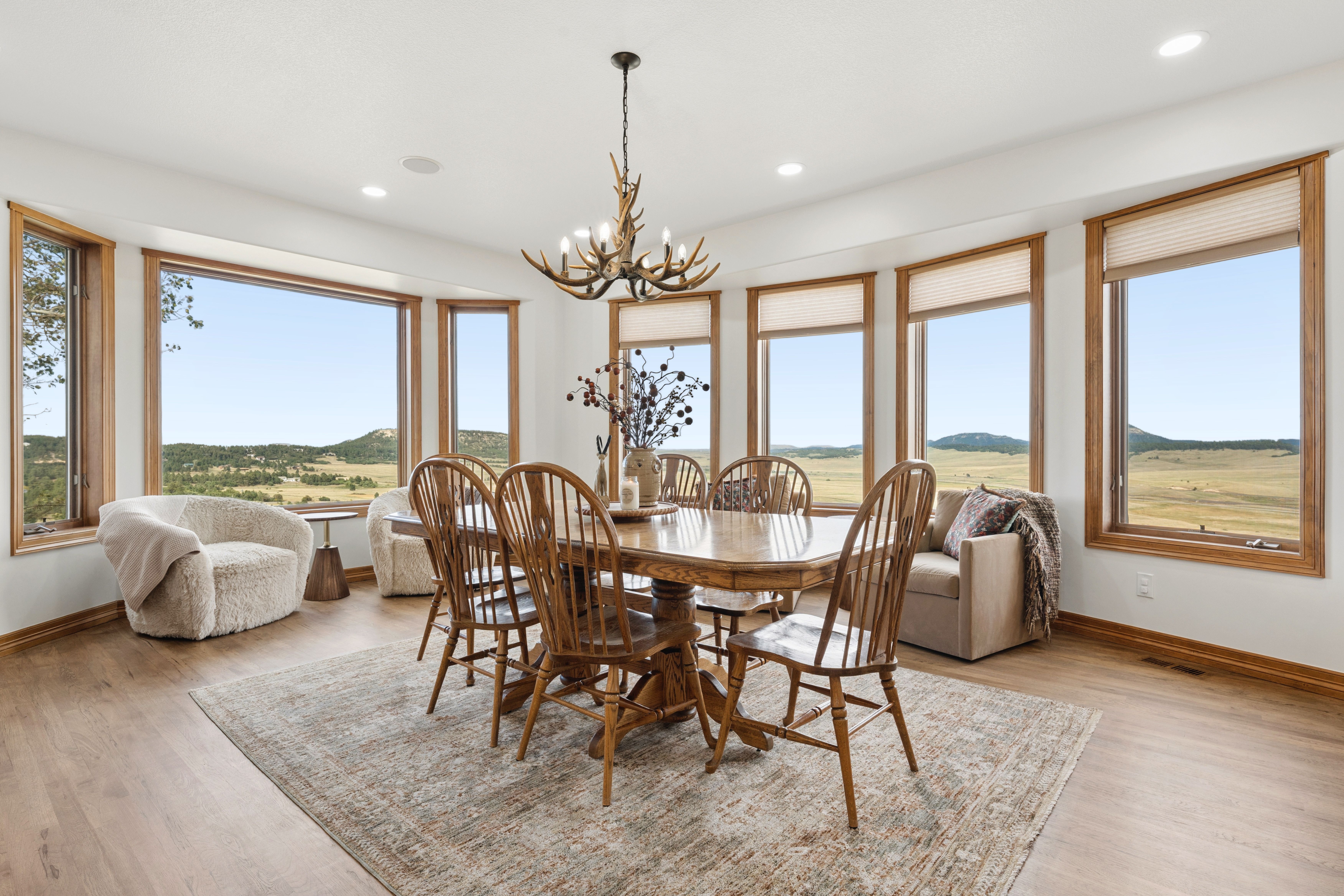  Remodeled 6,100 sq ft rancher on a magical setting spanning 72 acres - 物件實景