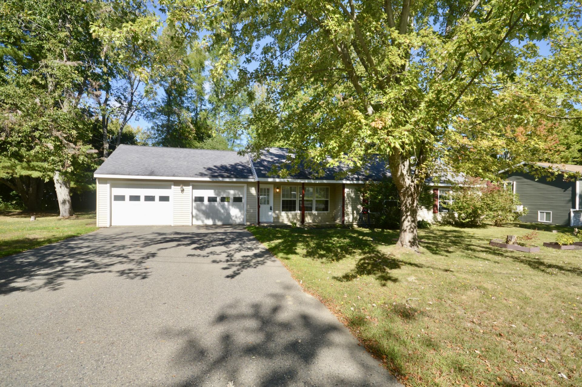 Oak St, Newport, ME 04953