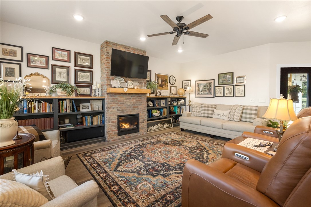 Yellville, Arkansas, 72687, United States, 2 Bedrooms Bedrooms, ,3 BathroomsBathrooms,Residential,For Sale,1970032