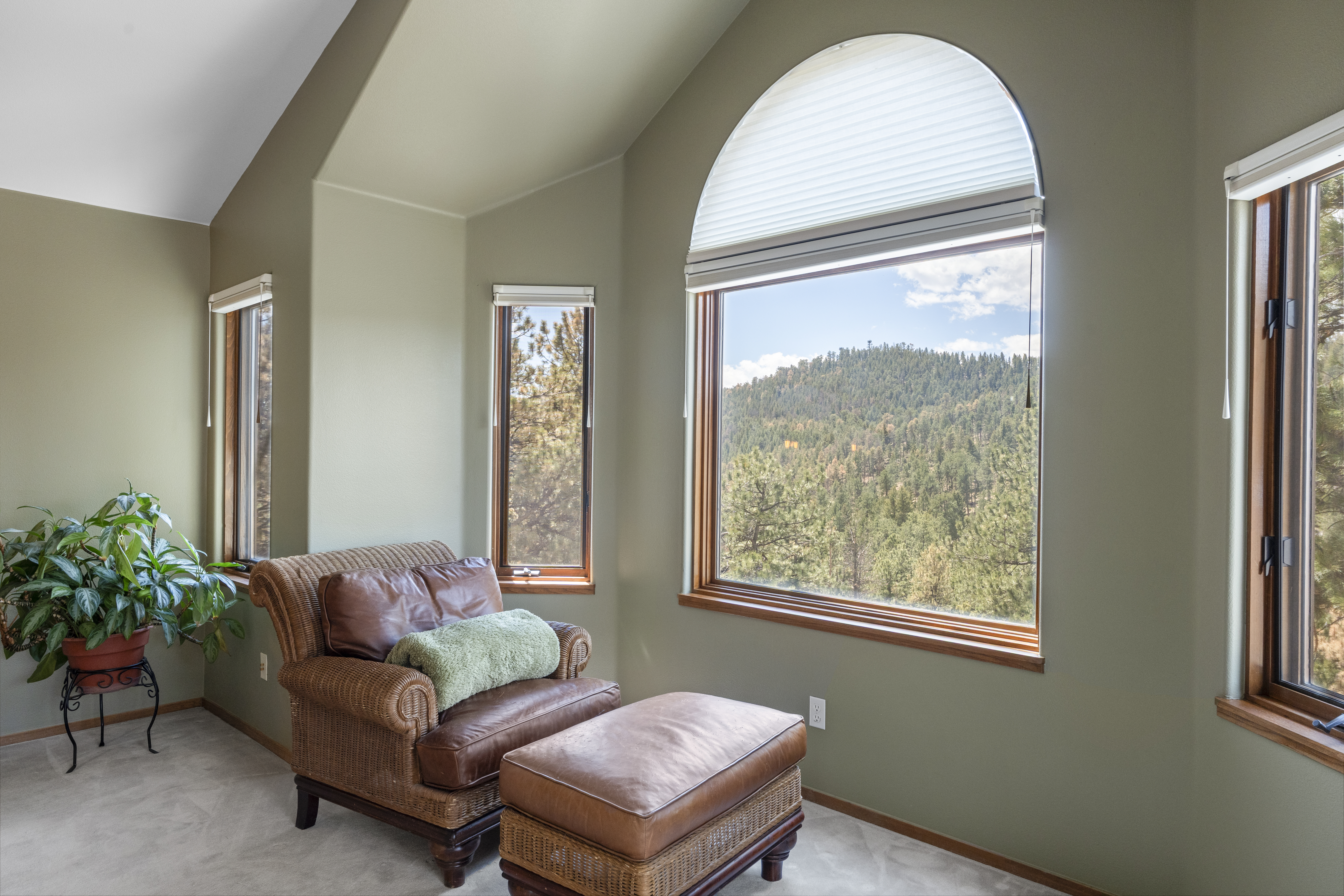  Set on 10+ private acres in the sought-after Ruby Ranch enclave - 物件實景