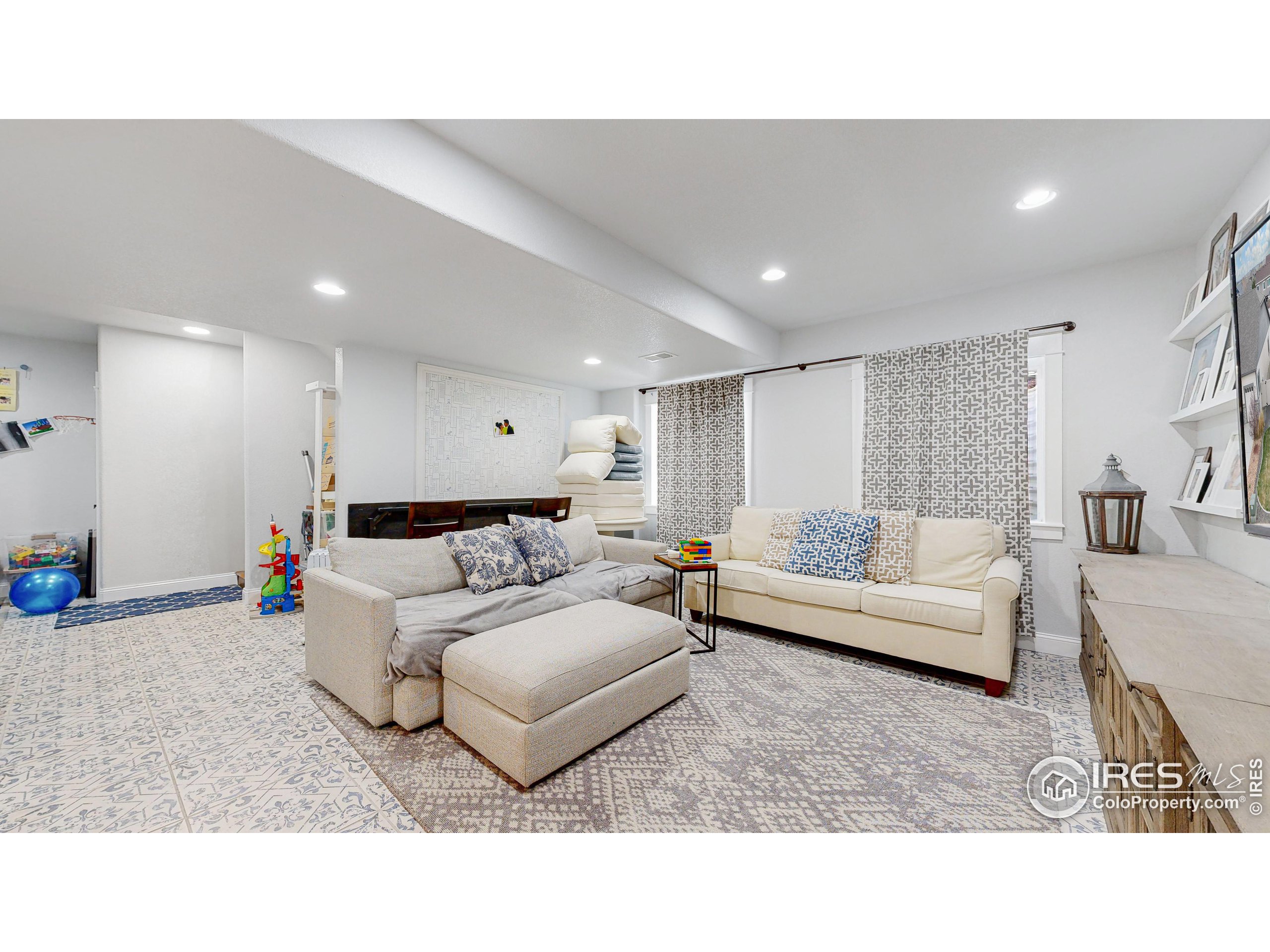 Greeley, Colorado, 80634, United States, 6 Bedrooms Bedrooms, ,3 BathroomsBathrooms,Residential,For Sale,1805378