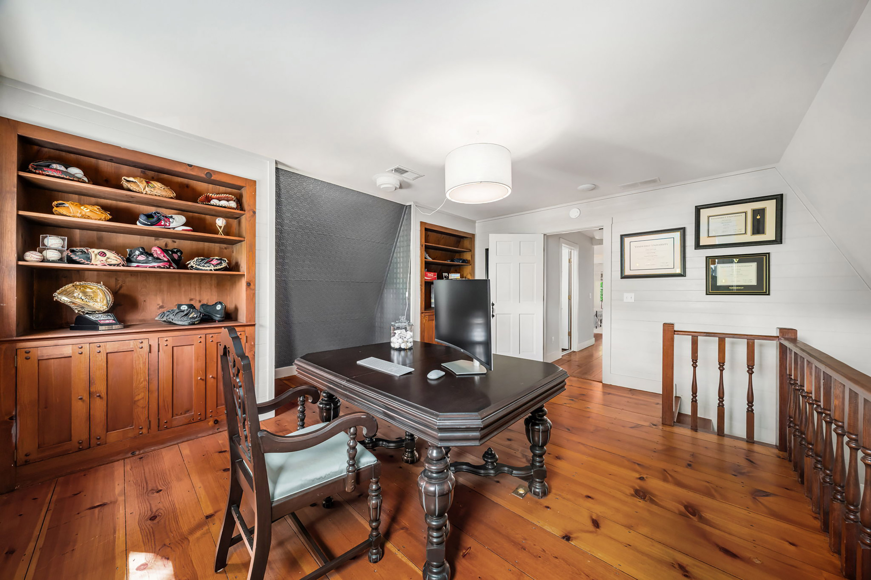  Live Timeless in Coveted Farmhouse on 4+ Private Gated Acres In Roswell - 物件實景