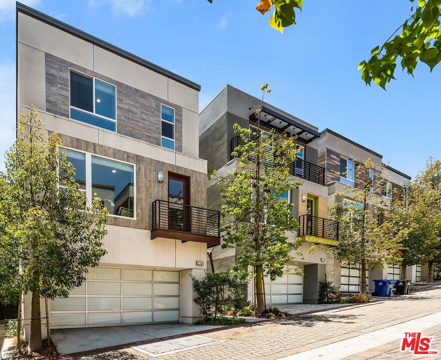 Los Angeles, California, 90068, United States, 3 Bedrooms Bedrooms, ,4 BathroomsBathrooms,Residential,For Sale,1891142