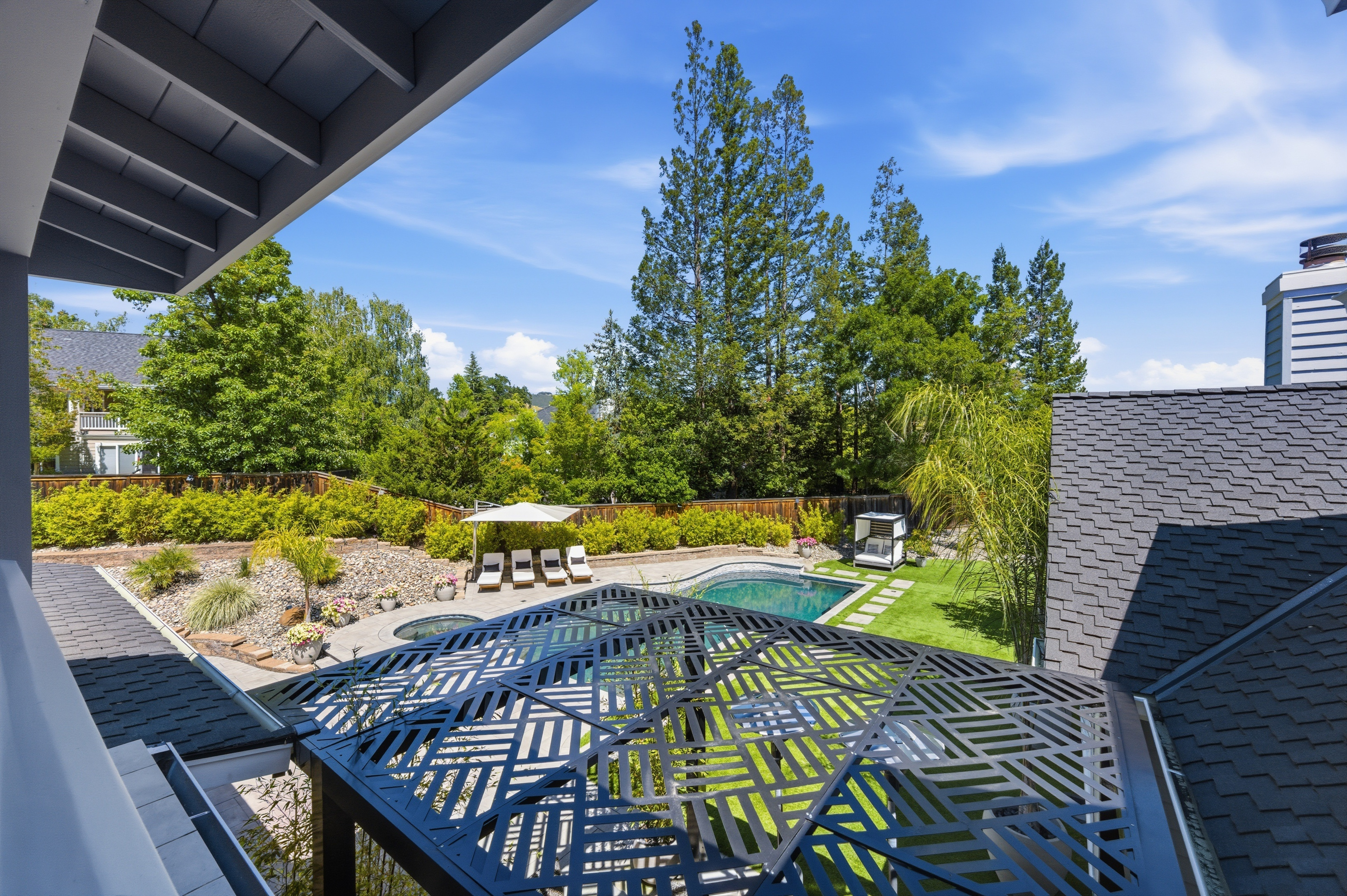  Timeless Transitional Estate with Resort-Style Backyard - 物件實景