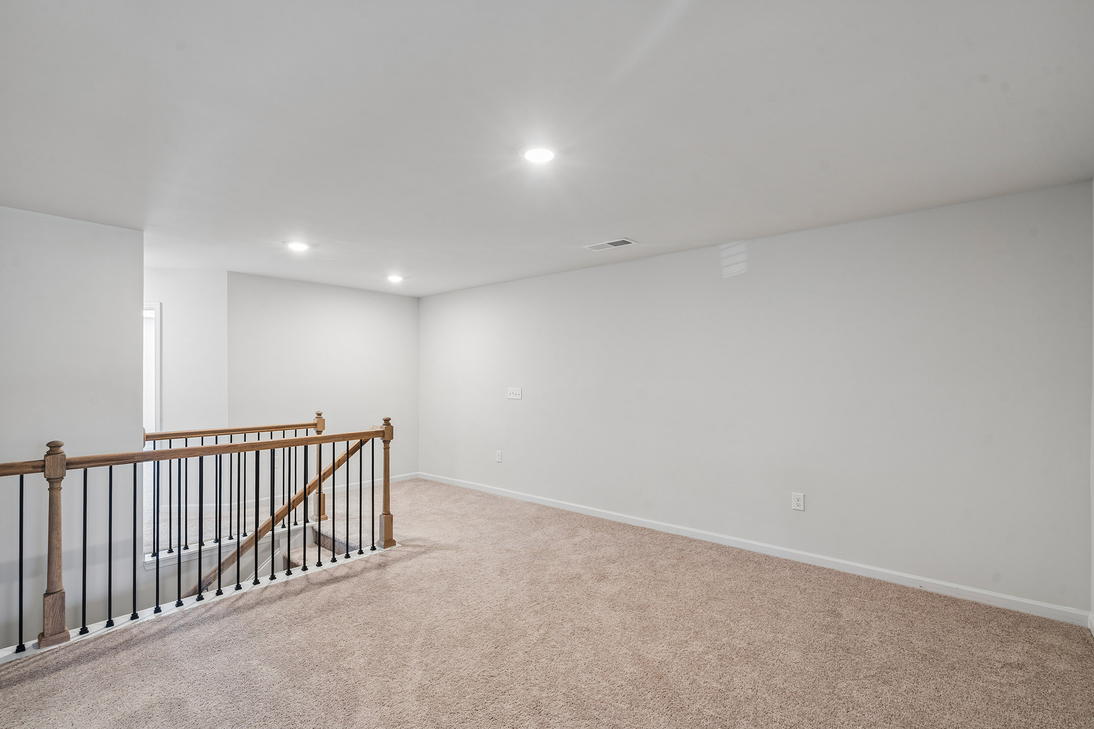  Spacious Living and Upgraded Finishes at Logan Point - 物件實景
