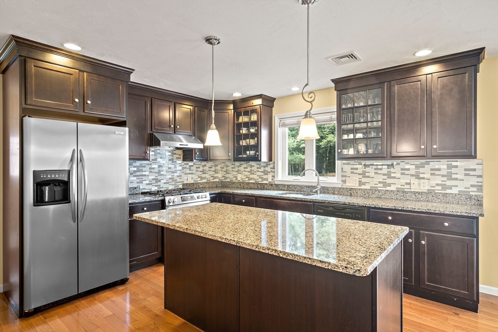 Rockland, Massachusetts, 02370, United States, 4 Bedrooms Bedrooms, ,3 BathroomsBathrooms,Residential,For Sale,1898711
