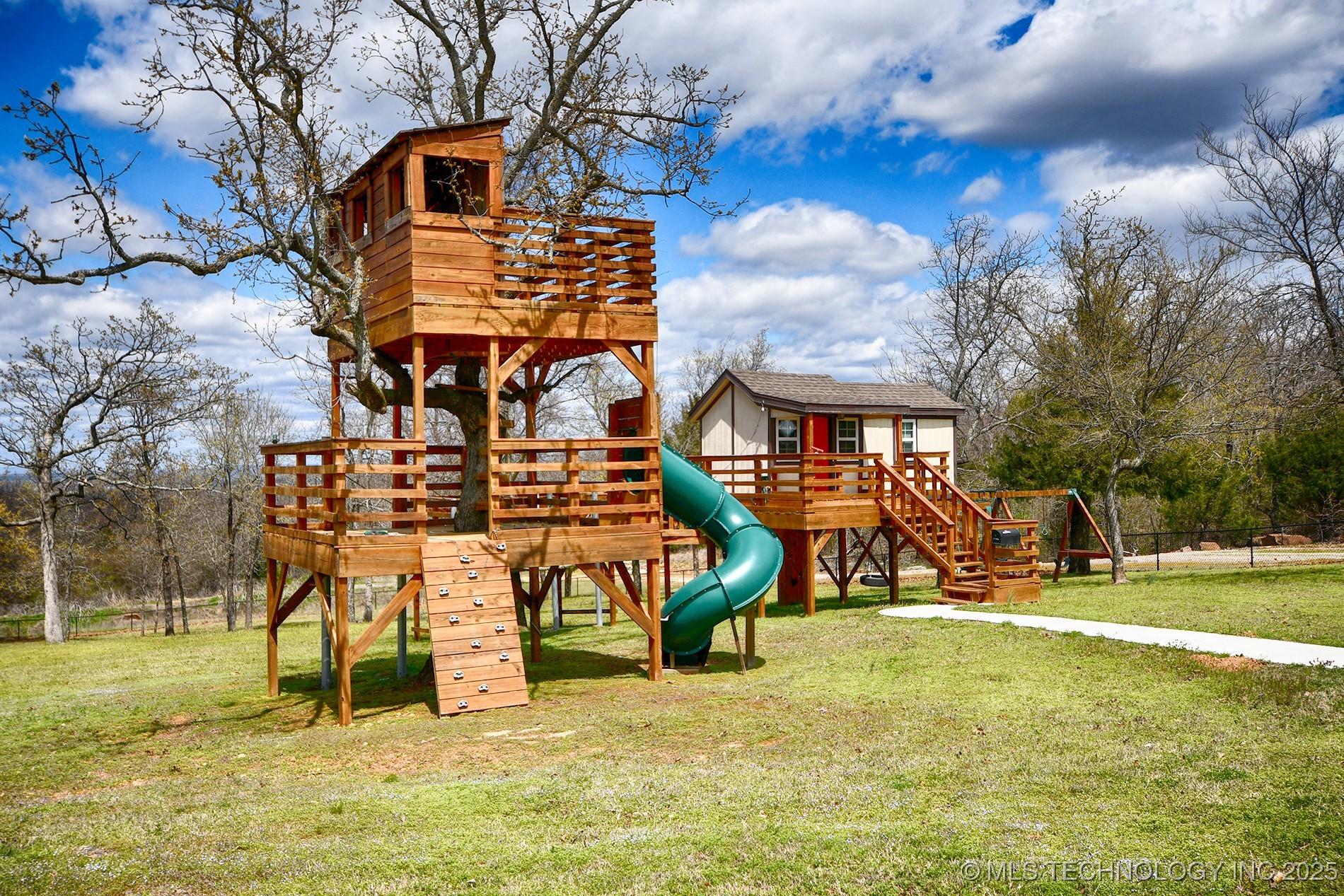 Sallisaw, Oklahoma, 74955, United States, 3 Bedrooms Bedrooms, ,3 BathroomsBathrooms,Residential,For Sale,1977994