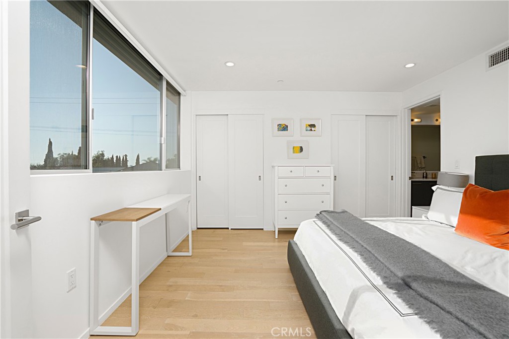 Los Angeles, California, 90019, United States, 2 Bedrooms Bedrooms, ,3 BathroomsBathrooms,Residential,For Sale,1990978