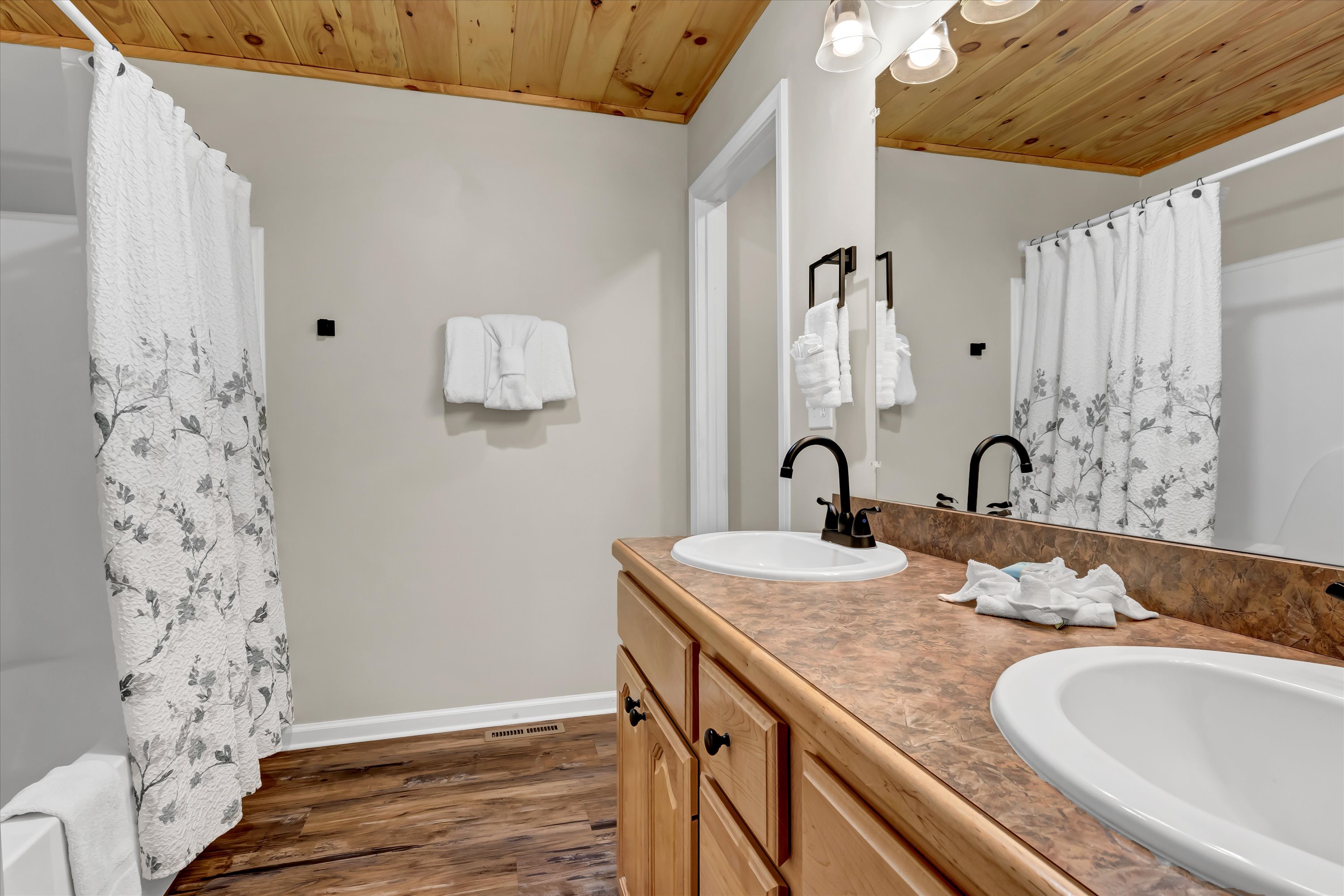 Sevierville, Tennessee, 37862, United States, 4 Bedrooms Bedrooms, ,5 BathroomsBathrooms,Residential,For Sale,1915370
