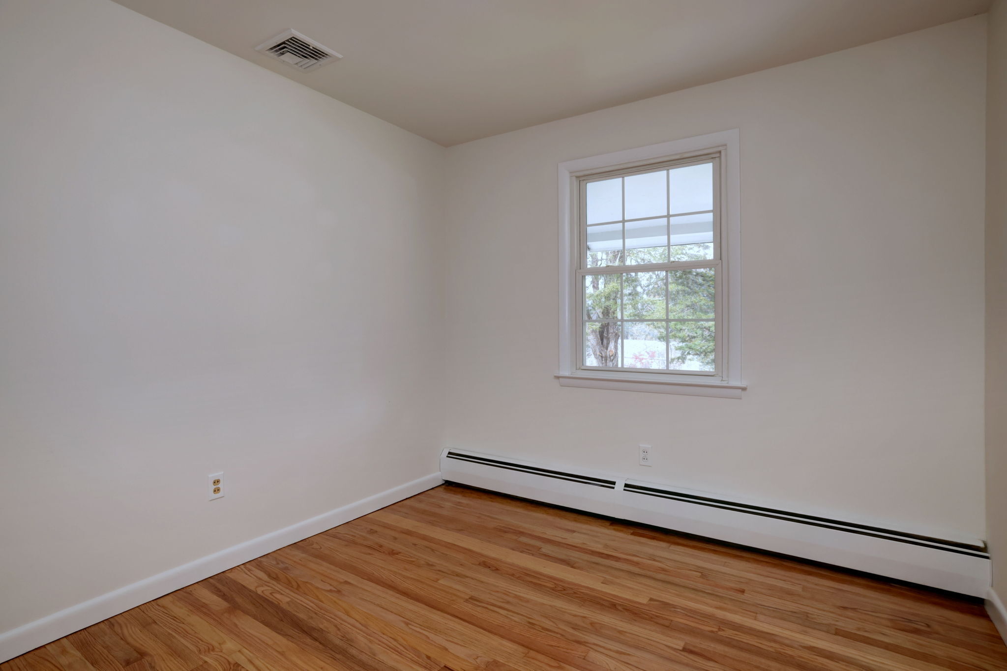 Newtown, Connecticut, 06482, United States, 4 Bedrooms Bedrooms, ,2 BathroomsBathrooms,Residential,For Sale,1990994