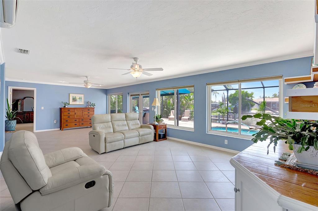 Bradenton, Florida, 34210, United States, 3 Bedrooms Bedrooms, ,3 BathroomsBathrooms,Residential,For Sale,1895487