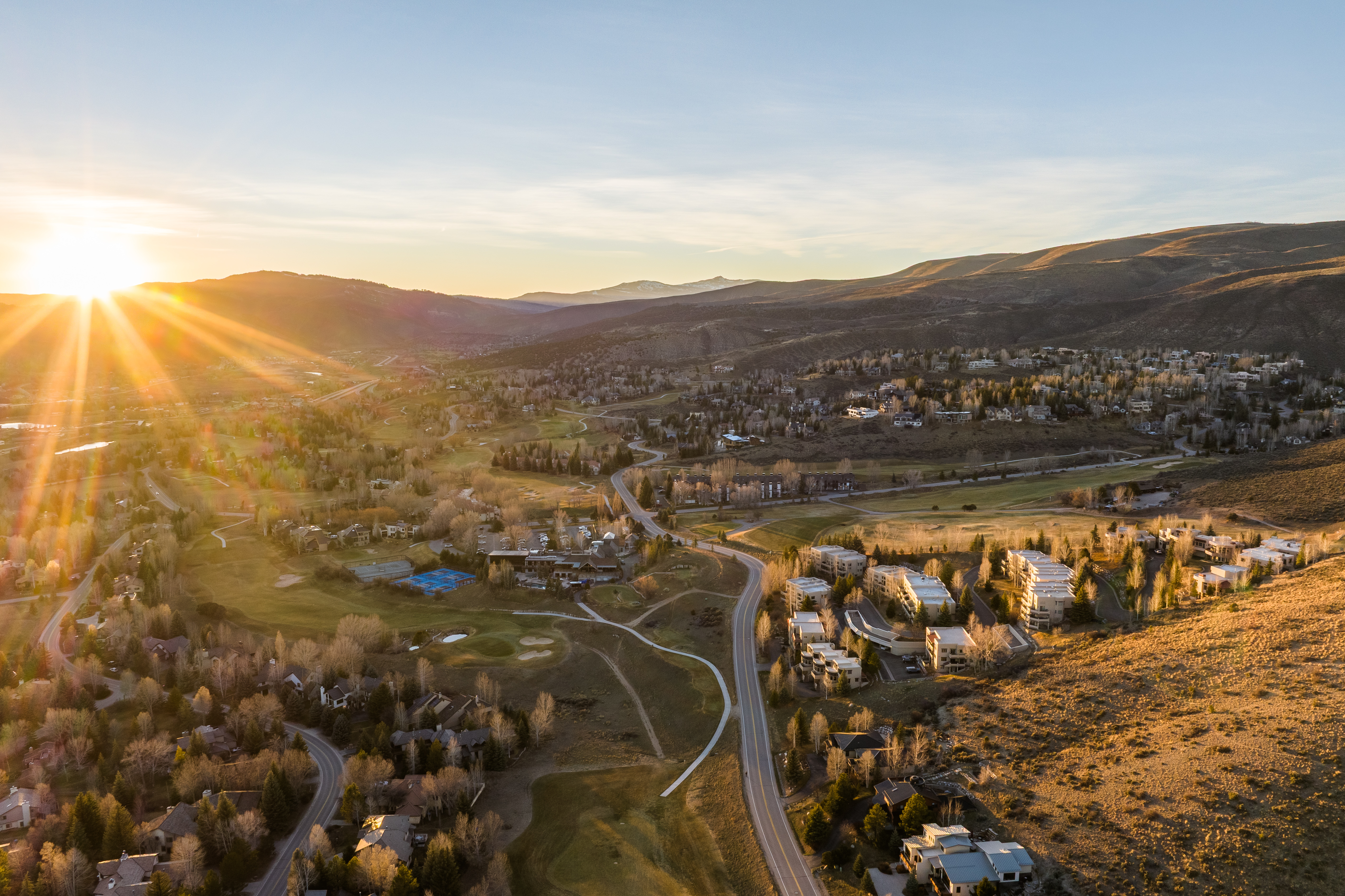  Captures sweeping views of Arrowhead and the surrounding mountain landscape. - 物件實景